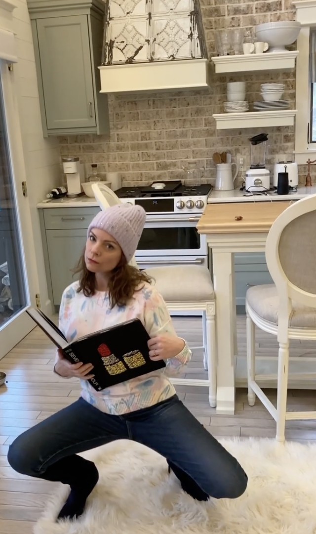 Kimberly Williams-Paisley pictured in her kitchen, dated February 2022 | Source: Instagram/kimberlywilliamspaisley