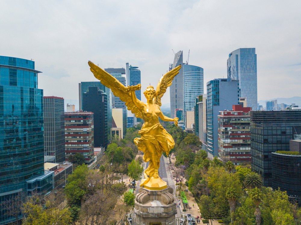 Vista aérea frontal de la estatua del Ángel de la Independencia en la Avenida Reforma.| Fuente: Shutterstock Vista aérea frontal de la estatua del Ángel de la Independencia en la Avenida Reforma.| Fuente: Shutterstock