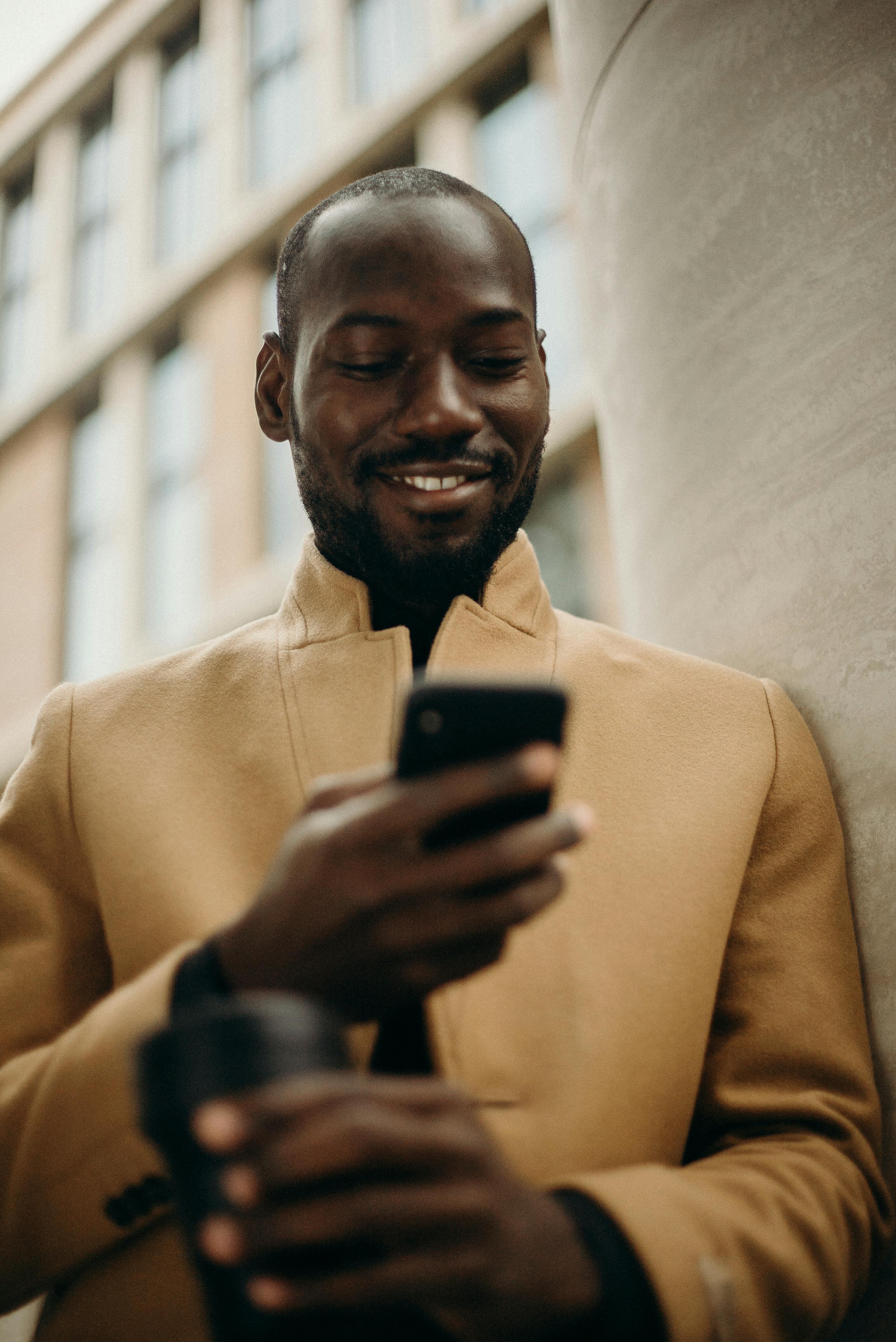 Un homme regarde son téléphone | Source : Pexels