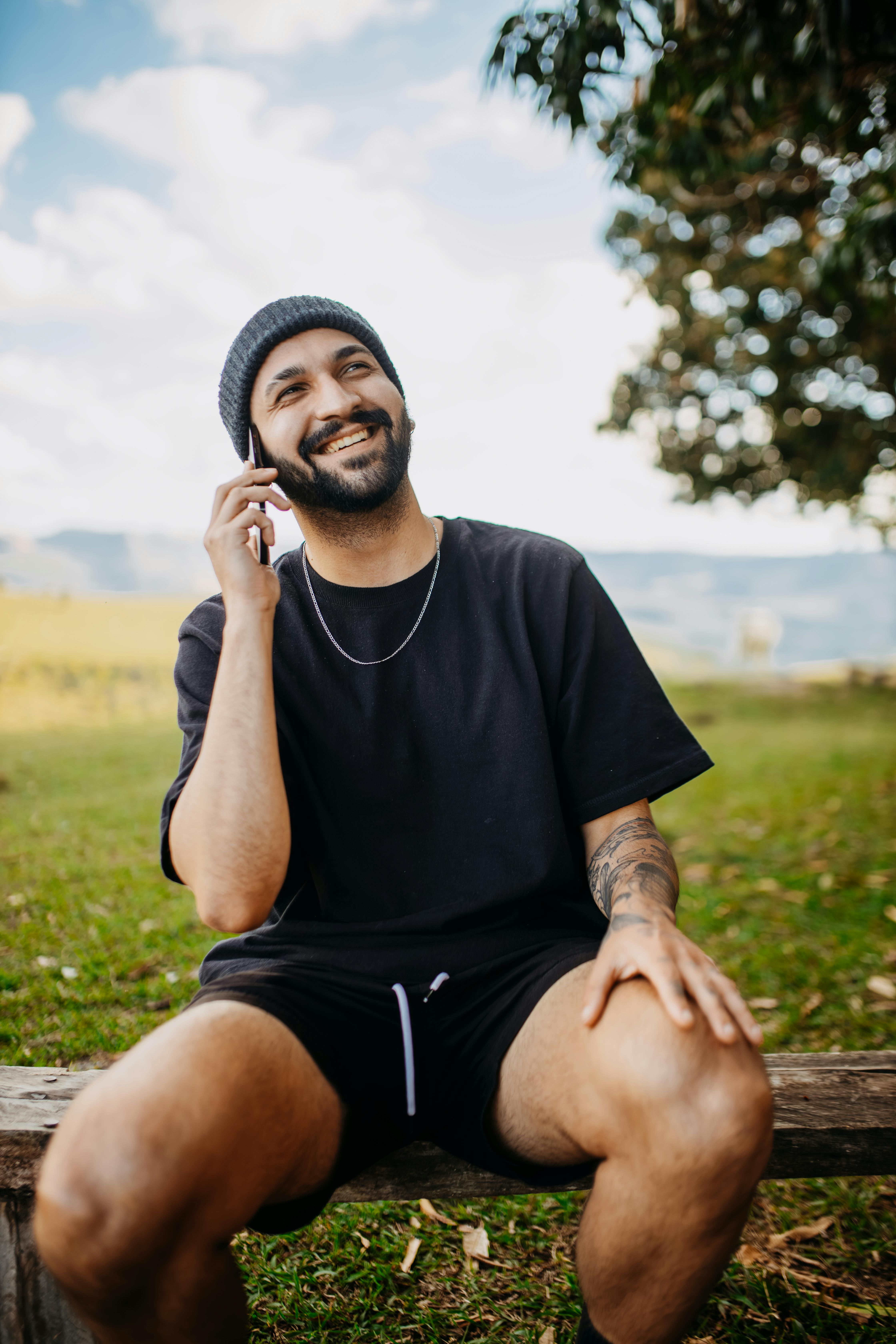 A man talking on his phone | Source: Pexels