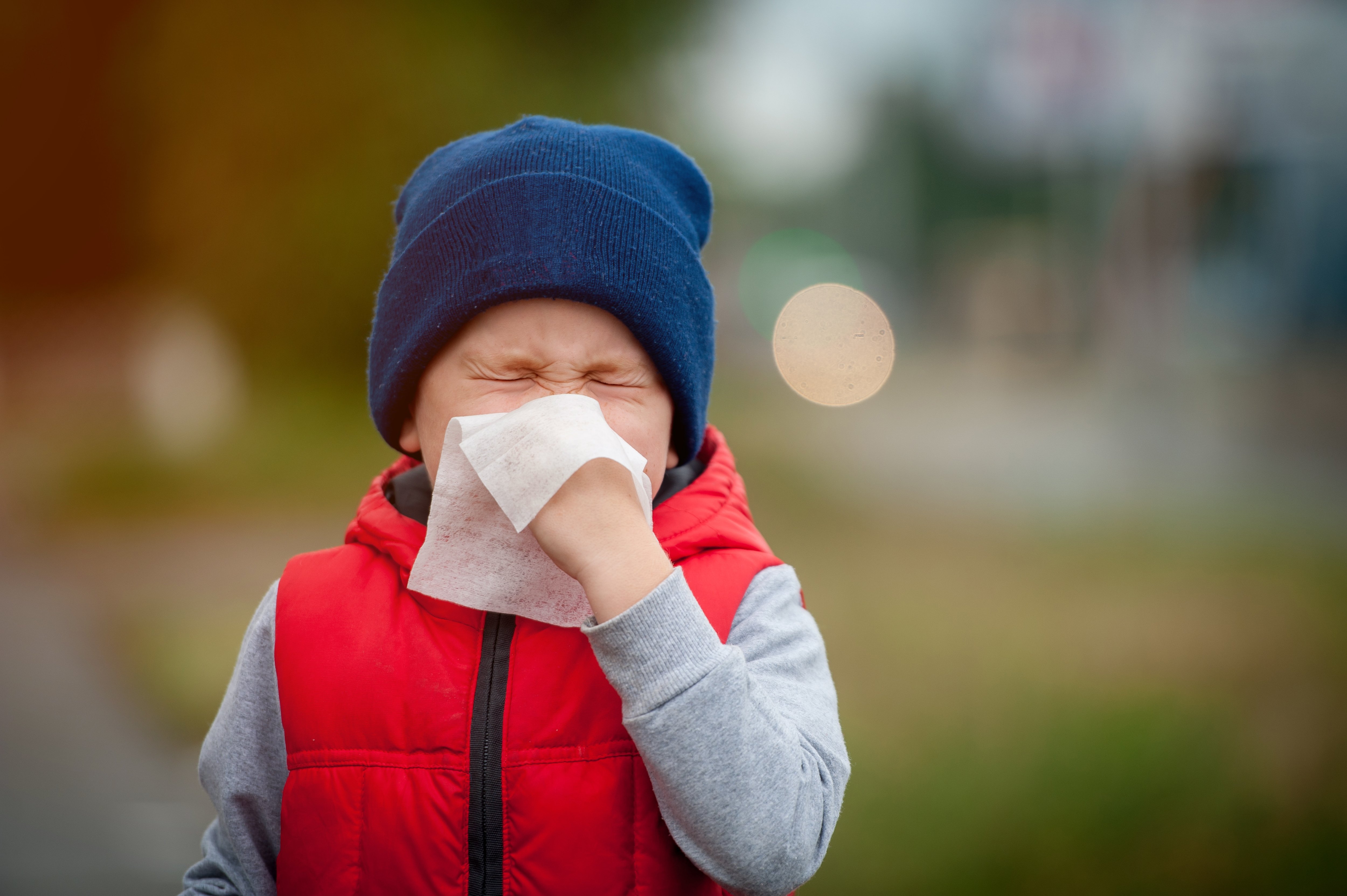 Niño se sopla la nariz. Fuente: Shutterstock Niño se sopla la nariz. Fuente: Shutterstock