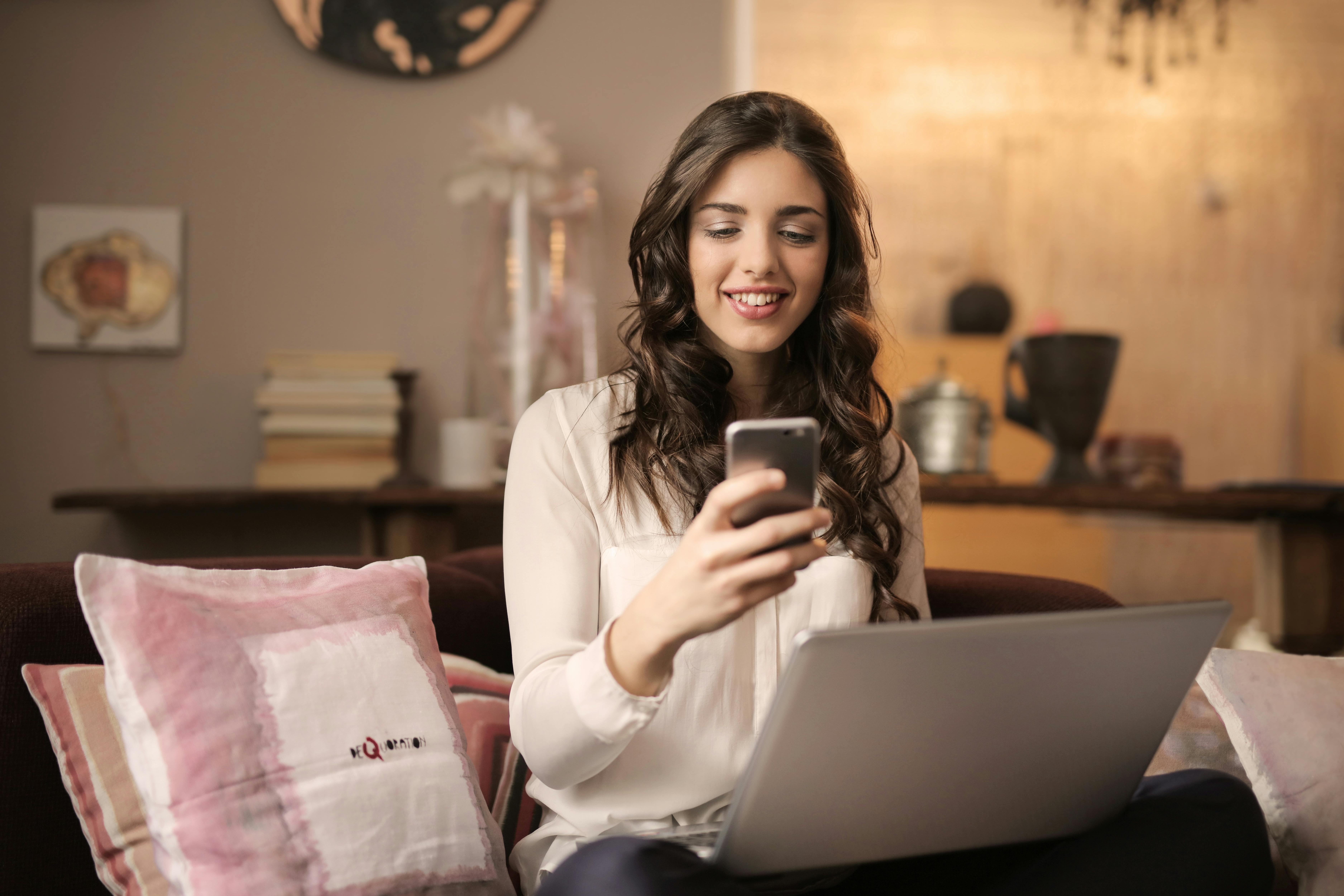 Woman dials a number in her living room | Source: Pexels