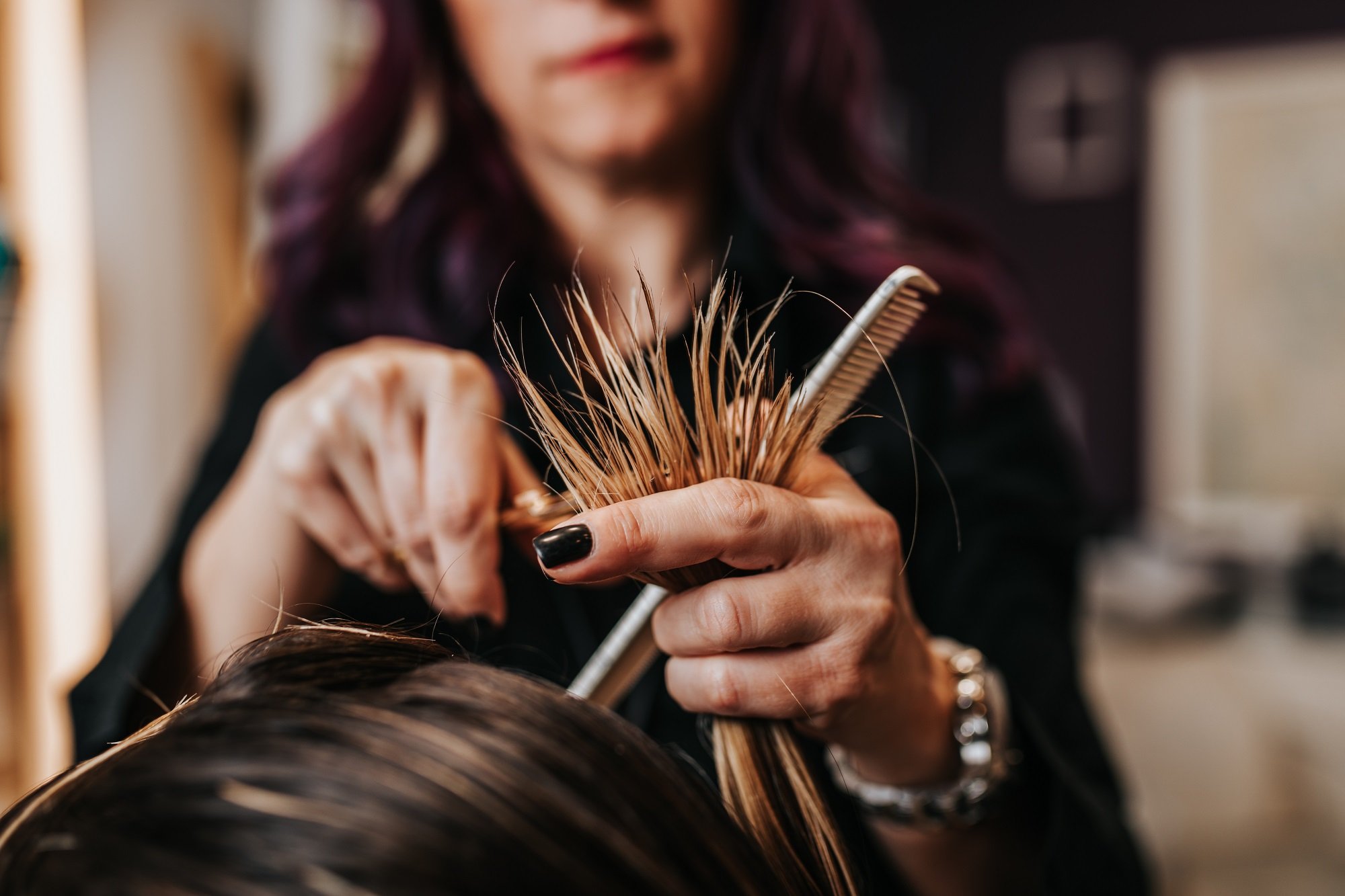 Mujer recibiendo corte de cabello. | Foto: Shutterstock