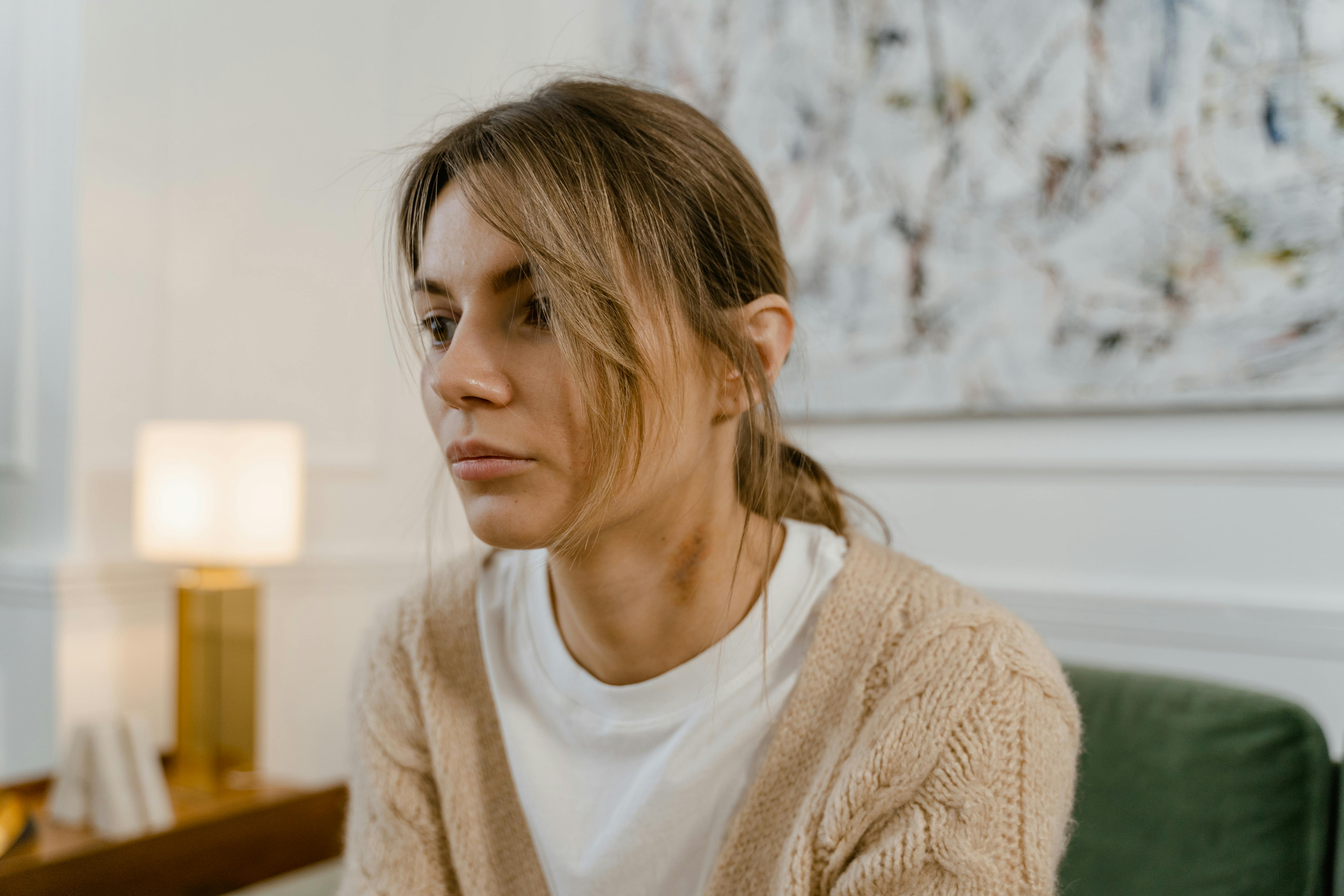 A serious woman sitting on a couch | Source: Pexels