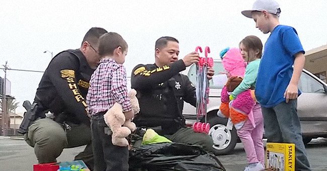 Deputies, Tim Yee and Johnny Le giving Shannon Loveless and her three children groceries and toys. | Source: youtube.com/CBS Sacramento