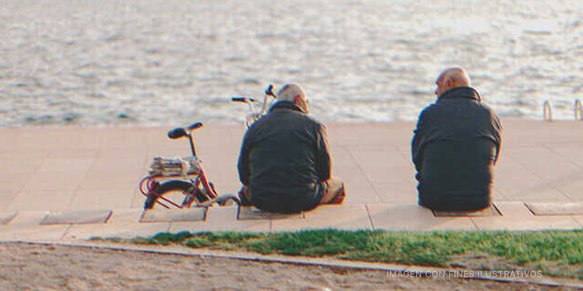 Dos hombres mayores sentados frente a la playa. | Foto: Shutterstock