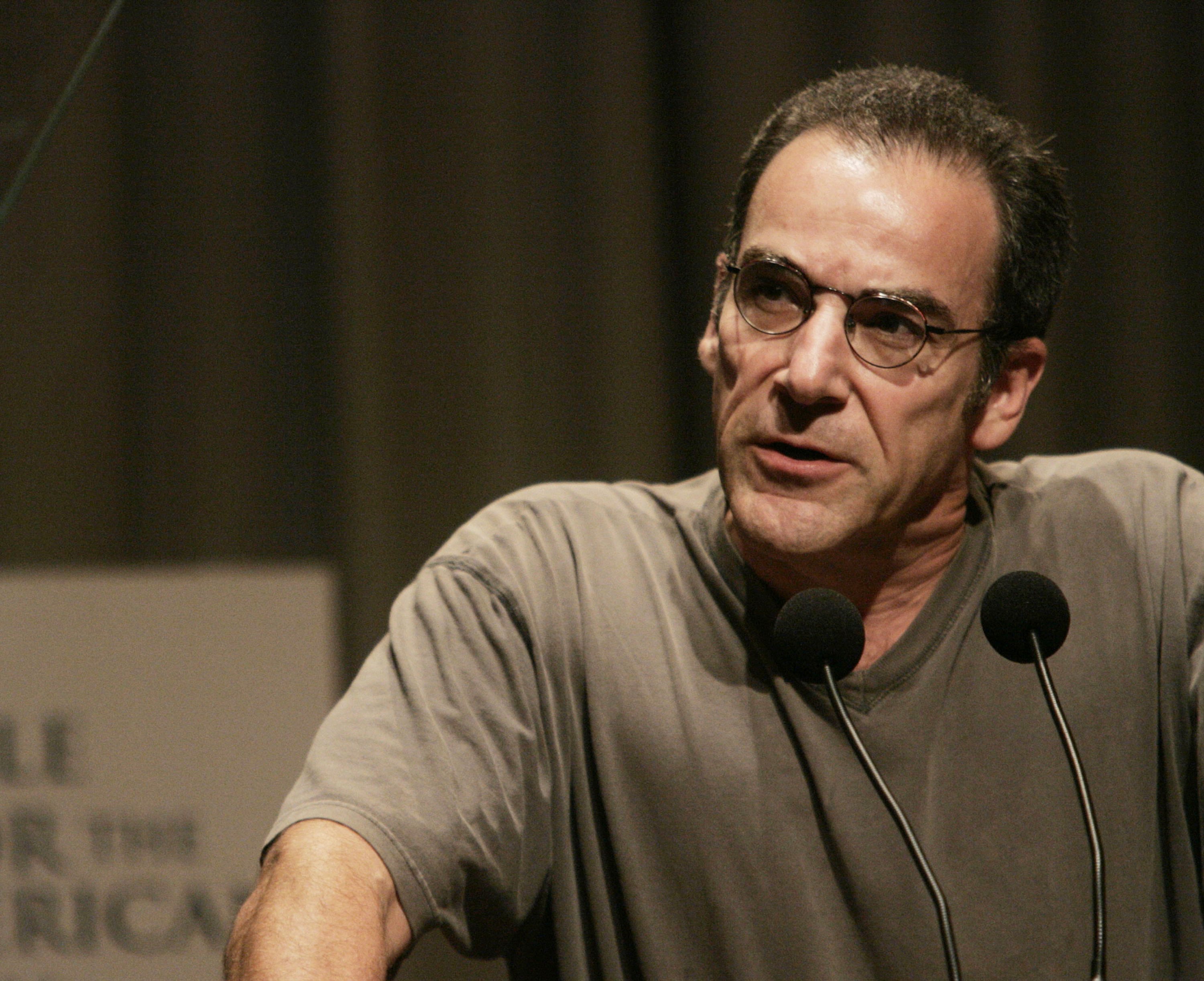 Mandy Patinkin attends a reading of the U.S. Constitution at Cooper Union in September 1, 2004. | Photo: GettyImages 