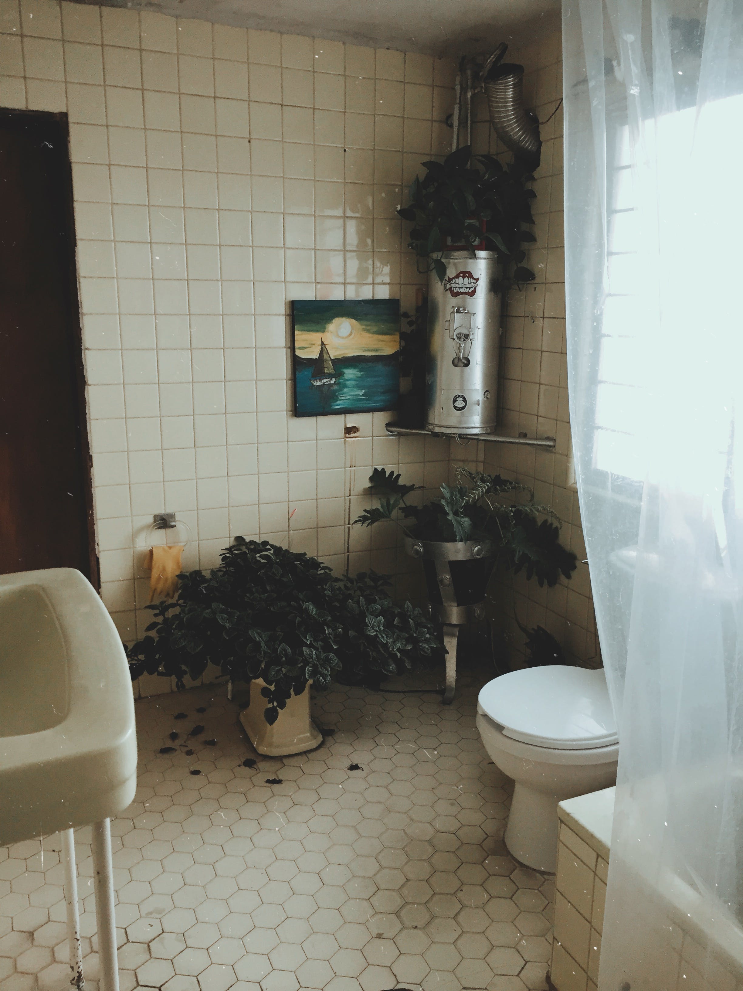 A view of a bathroom with a toilet and basin | Source: Pexels
