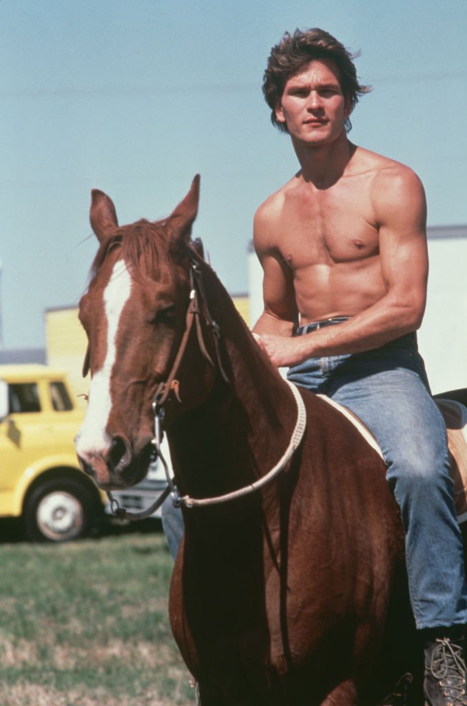 Patrick Swayze on the set of "The Outsiders", circa 1982. | Photo: Getty Images