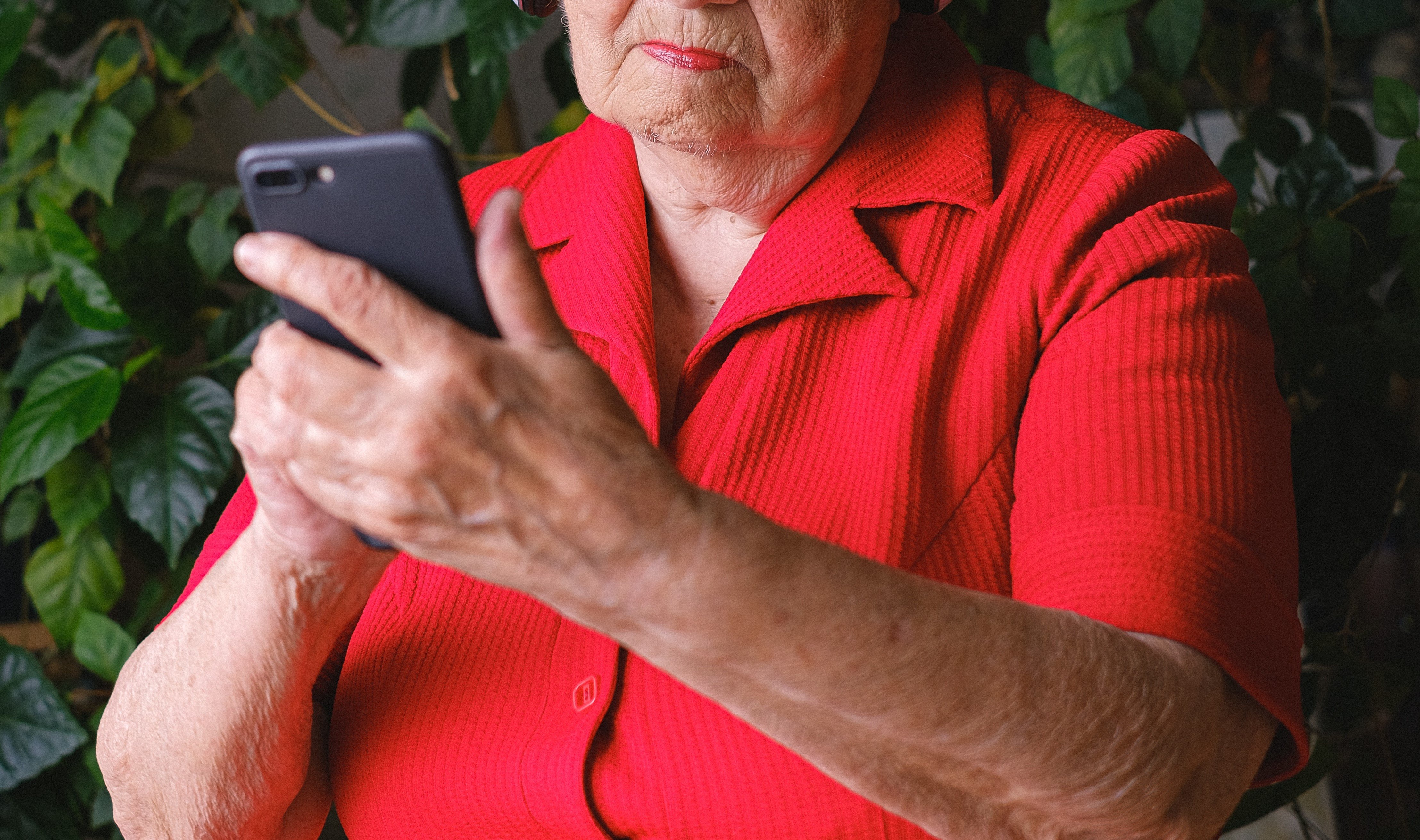 An older woman fiddling with her cell phone | Source: Pexels