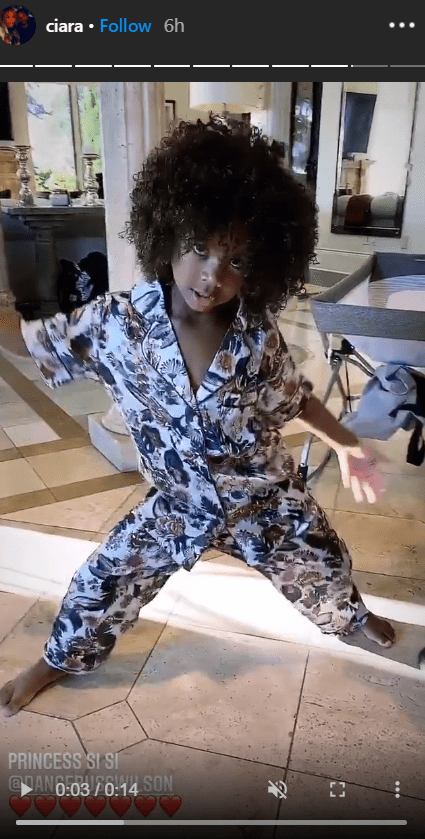 Ciara's daughter Sienna dances for her in pajamas| Photo: Instagram/ciara