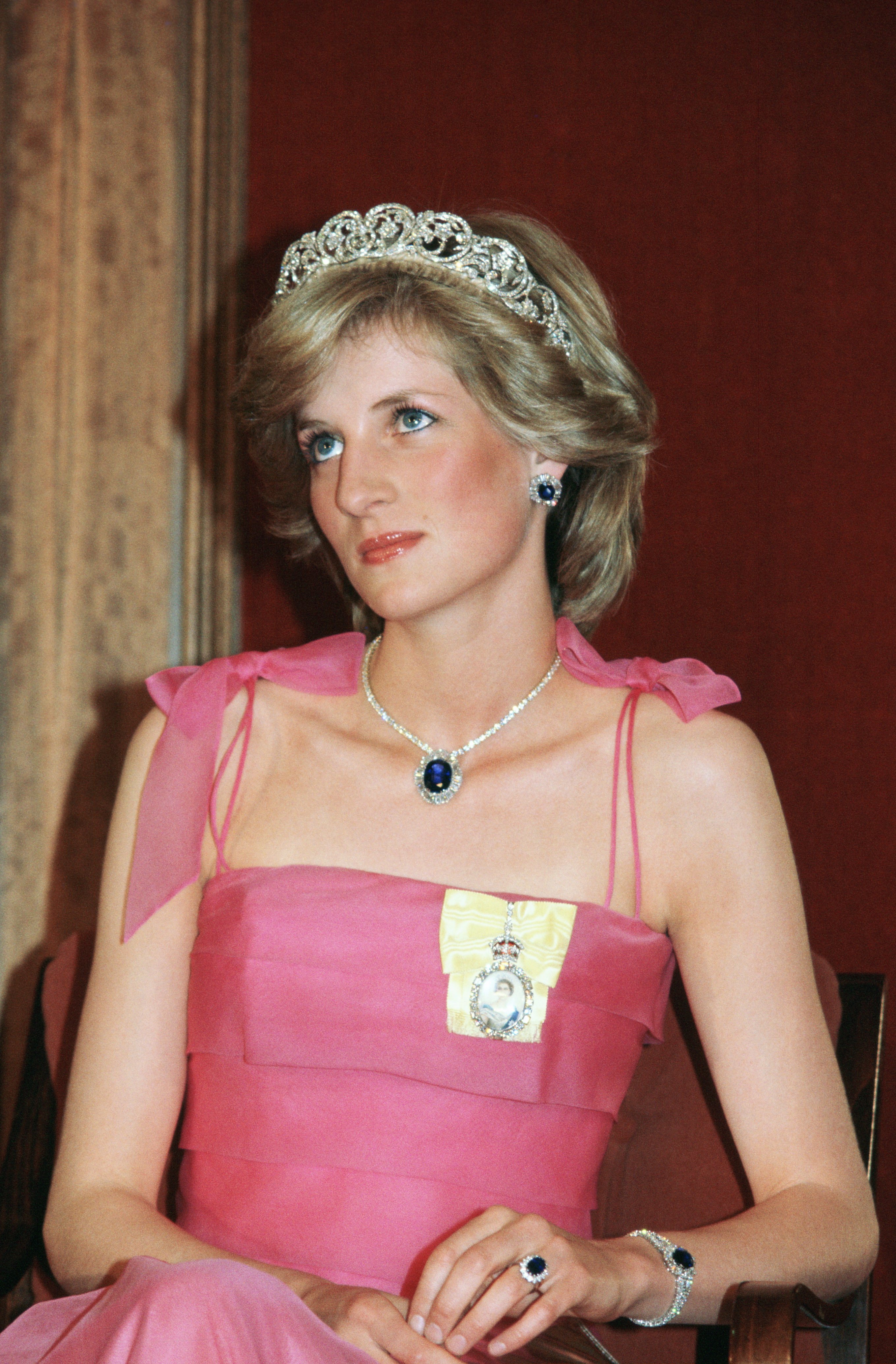 Prinzessin Diana trägt bei einem Staatsempfang in Brisbane, Australien, das Diadem der Familie Spencer mit einer Reihe von Saphiren und Diamanten, die ein Geschenk des Kronprinzen von Saudi-Arabien waren | Quelle: Getty Images