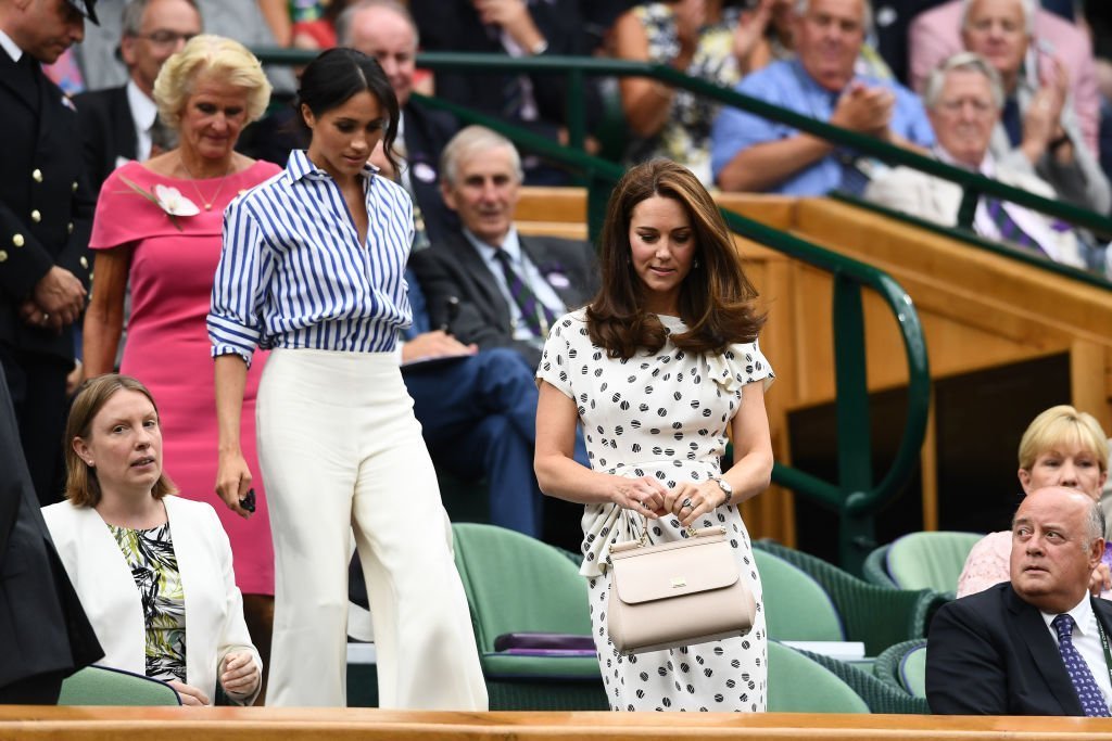 Kate Middleton et Meghan Markle assistent à la douzième journée des Championnats de tennis sur gazon de Wimbledon au All England Lawn Tennis and Croquet Club le 14 juillet 2018 | Photo : Getty Images
