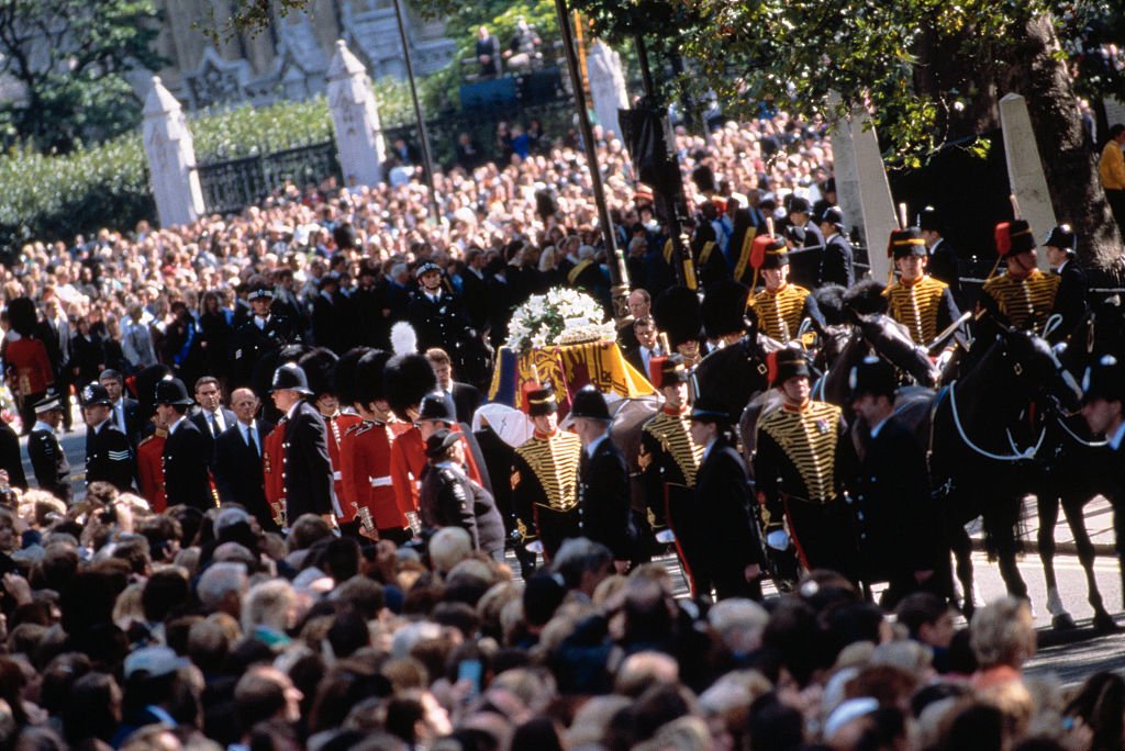 Guardias galeses acompañan al ataúd a lo largo de la ruta del cortejo fúnebre de Diana. | Foto: Getty Images