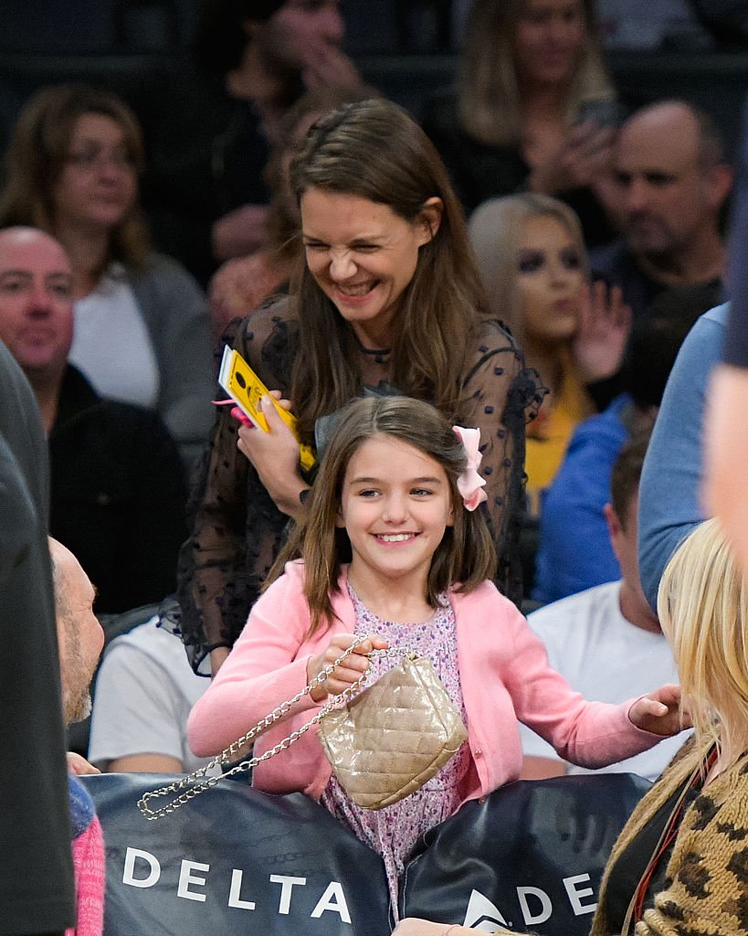 Aktris Katie Holmes ve kızı Suri, 15 Ocak 2017'de Staples Center'da bir basketbol maçında. |  Kaynak: Getty Images