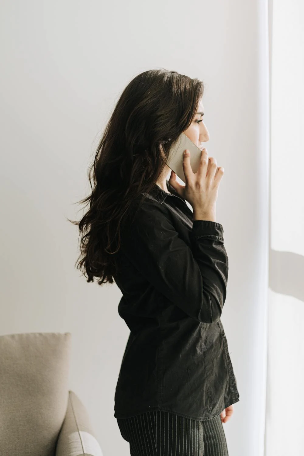 Een vastberaden vrouw die aan de telefoon praat | Bron: Pexels