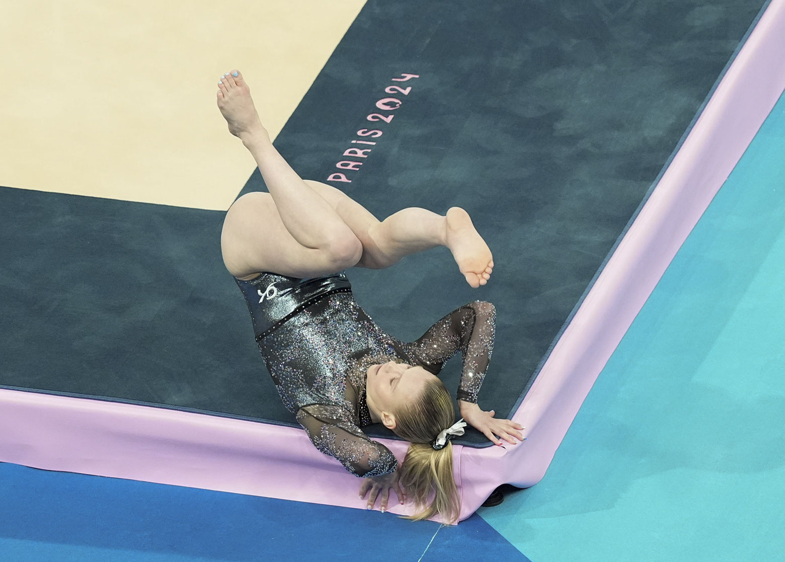 Jade Carey takes a fall during the Women's Artistic Gymnastics qualification in Paris, France on July 28, 2024 | Source: Getty Images