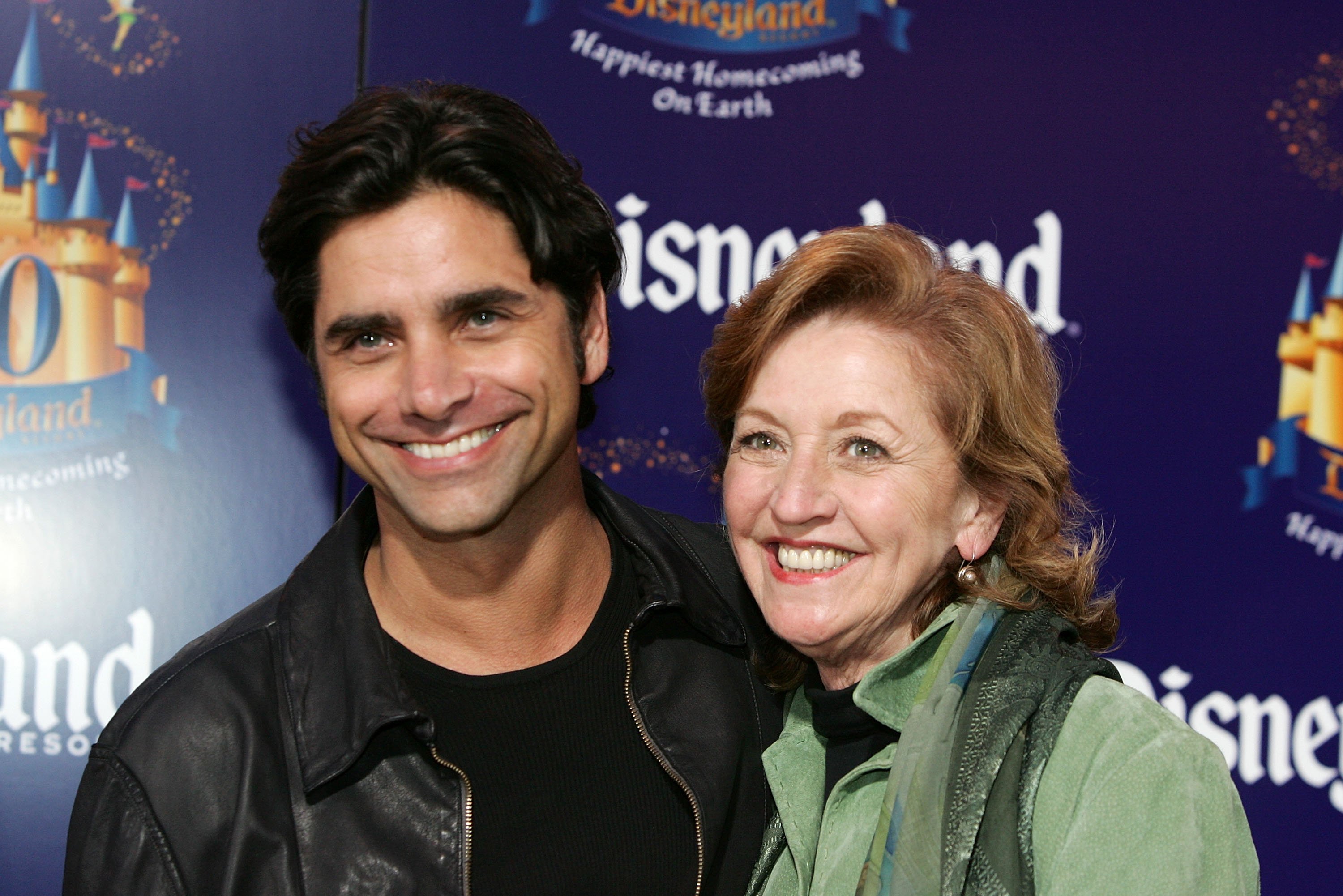 John Stamos mit seiner Mutter | Quelle: Getty Images