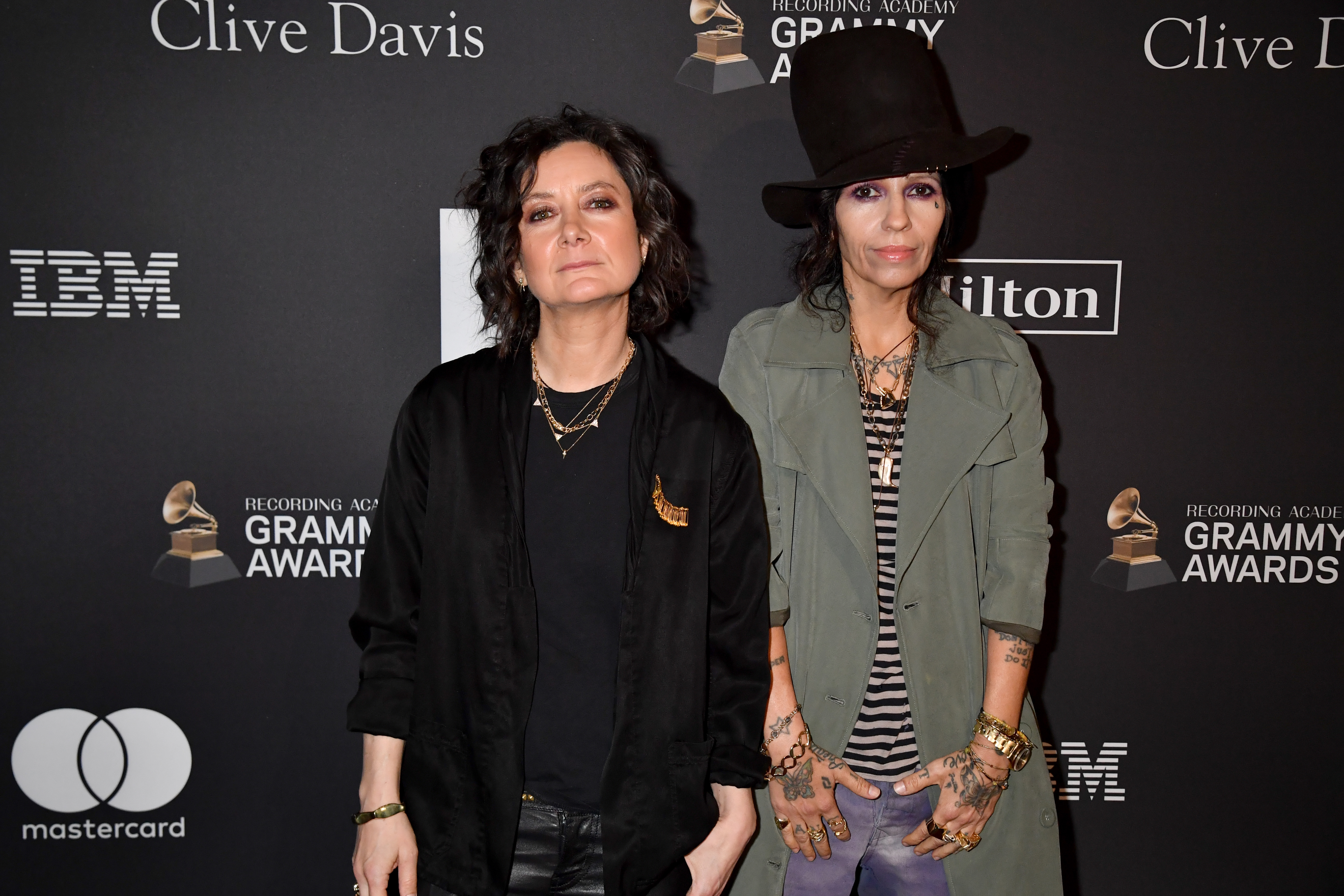 Sara Gilbert and Linda Perry at the Pre-Grammy Gala in Beverly Hills, California on February 9, 2019 | Source: Getty Images