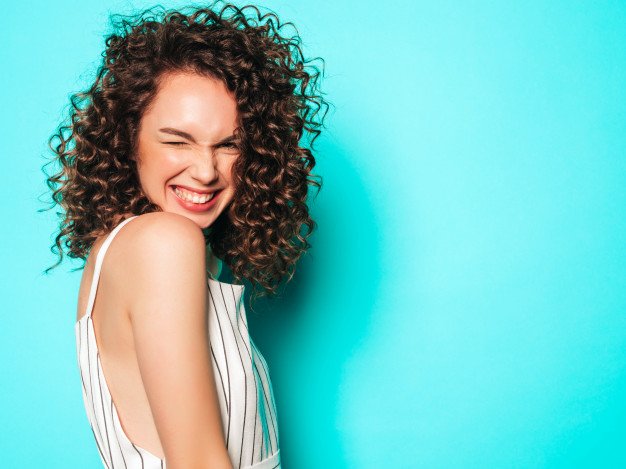 Mujer posando con el cabello al natural. │Foto: Freepik