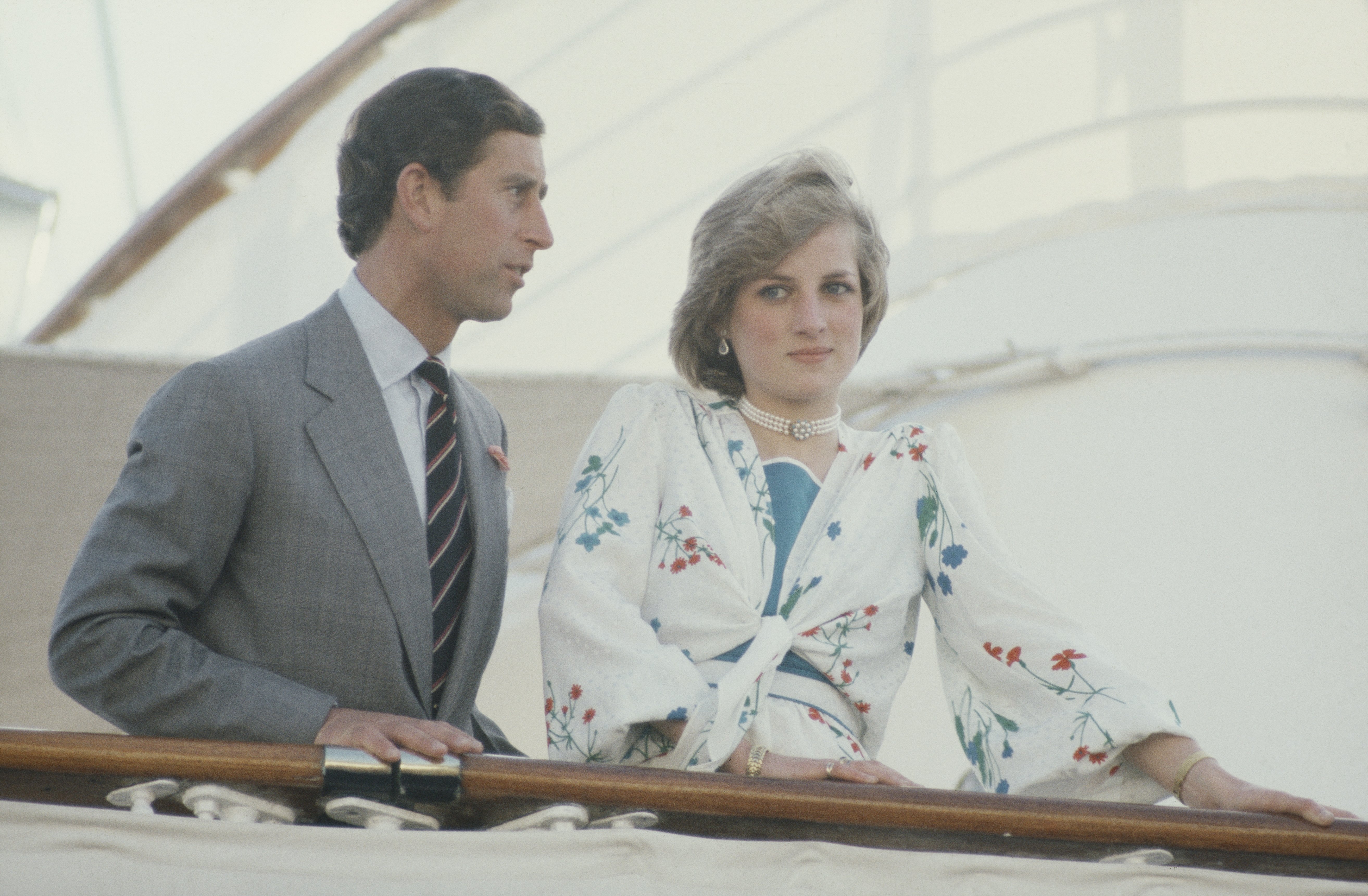 Charles y Diana a bordo del Royal Yacht Britannia en Gibraltar, al inicio de su crucero de luna de miel, agosto de 1981. | Foto: Getty Images