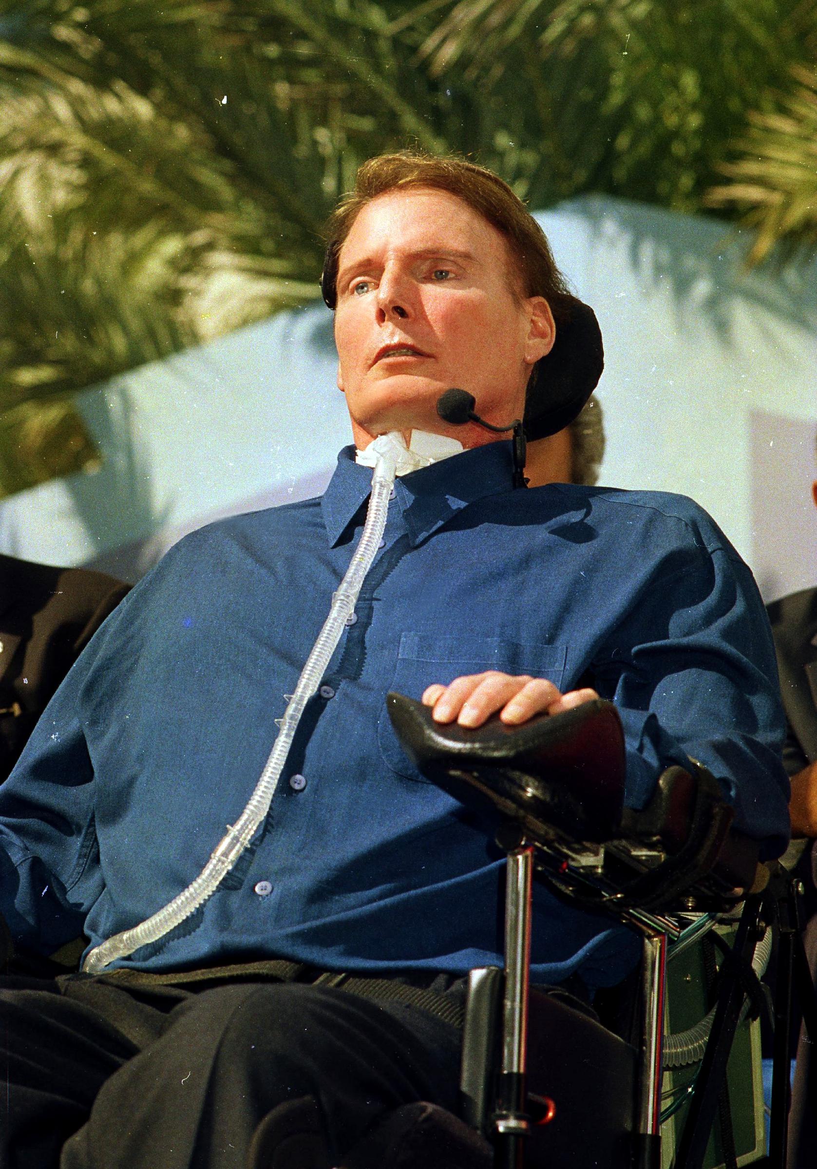 Christopher Reeve speaks at the dedication ceremony for the University of Miami School of Medicine's Lois Pope Life Center on October 26, 2000, in Miami, Florida. | Source: Getty Images