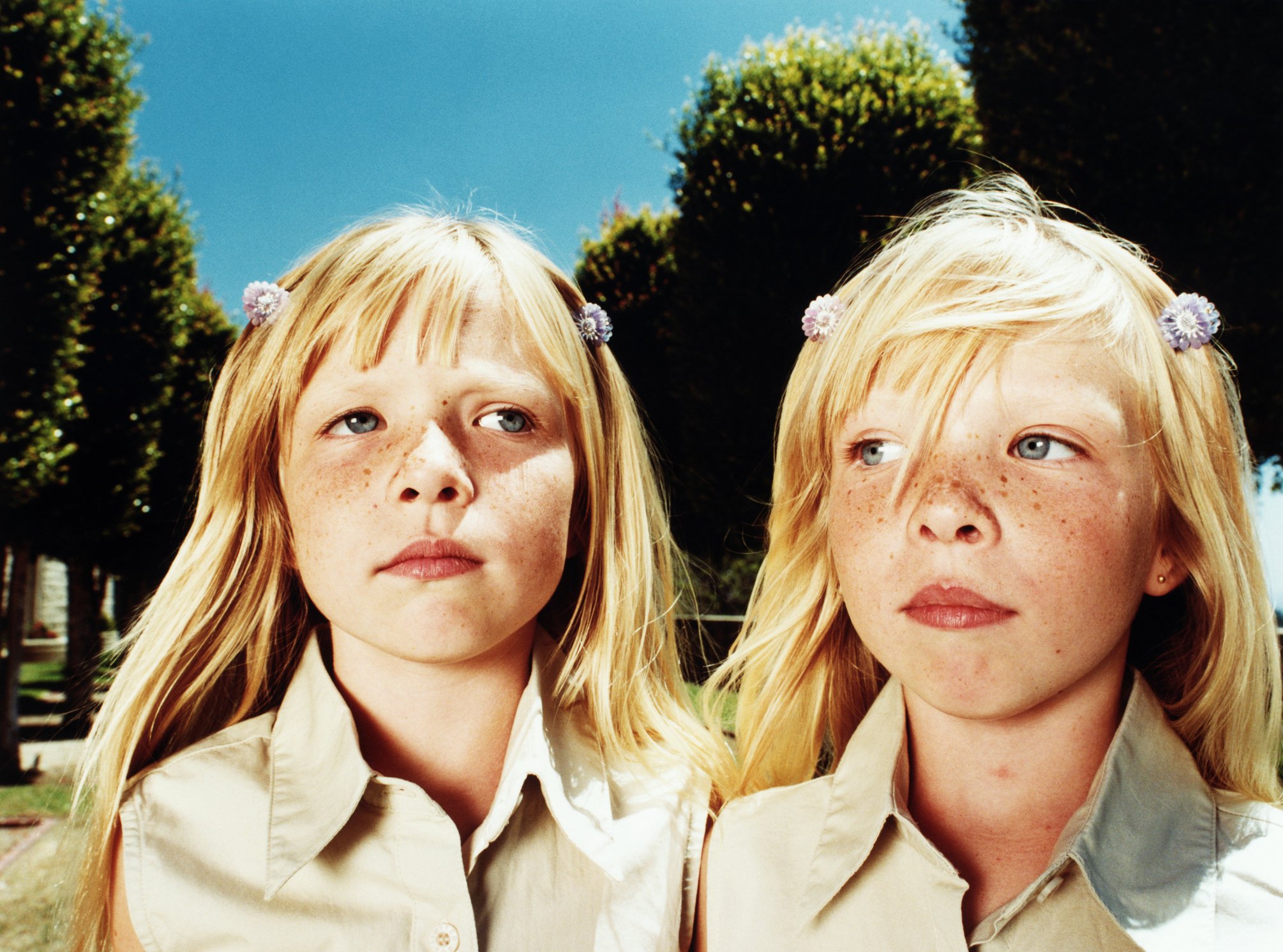 Nahaufnahmefoto von Zwillingsmädchen. | Quelle: Getty Images