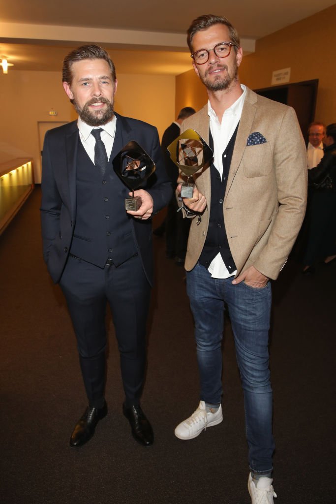 Klaas-Heufer Umlauf und Joachim Winterscheidt posieren mit ihren Auszeichnungen beim 54. Grimme Award (Foto von Andreas Rentz) l Quelle: Getty Images