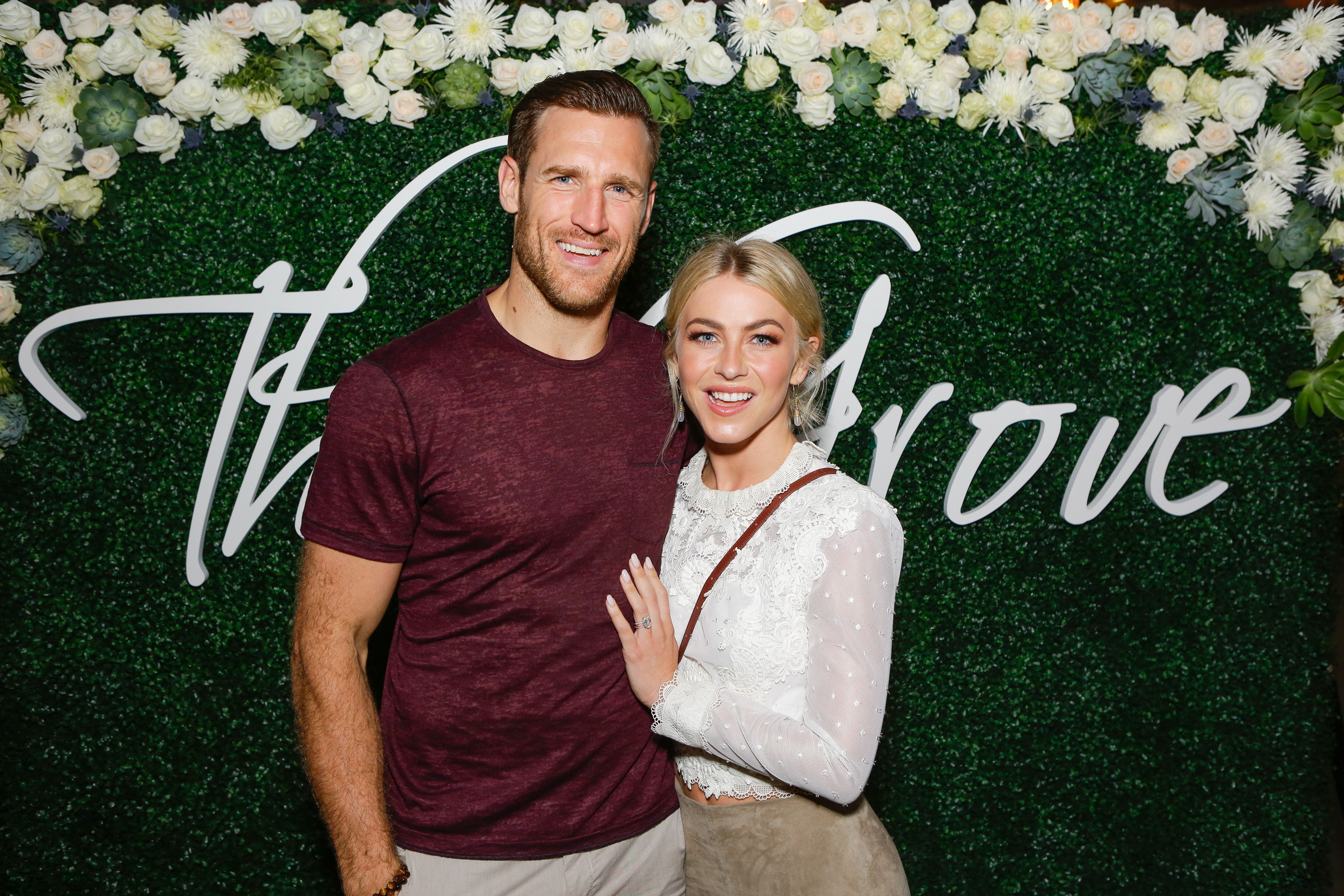 Brooks Laich and Julianne Hough at the Paint & Sip & Help event on October 12, 2017. | Photo: Getty Images