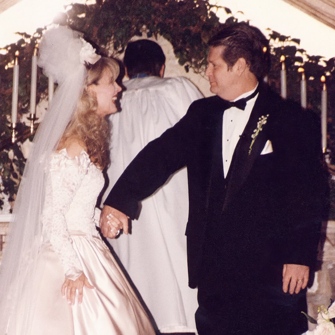 Brian and Melinda Wilson on their wedding day in 1995 from a post dated February 6, 2025. | Source: Instagram/brianwilsonlive