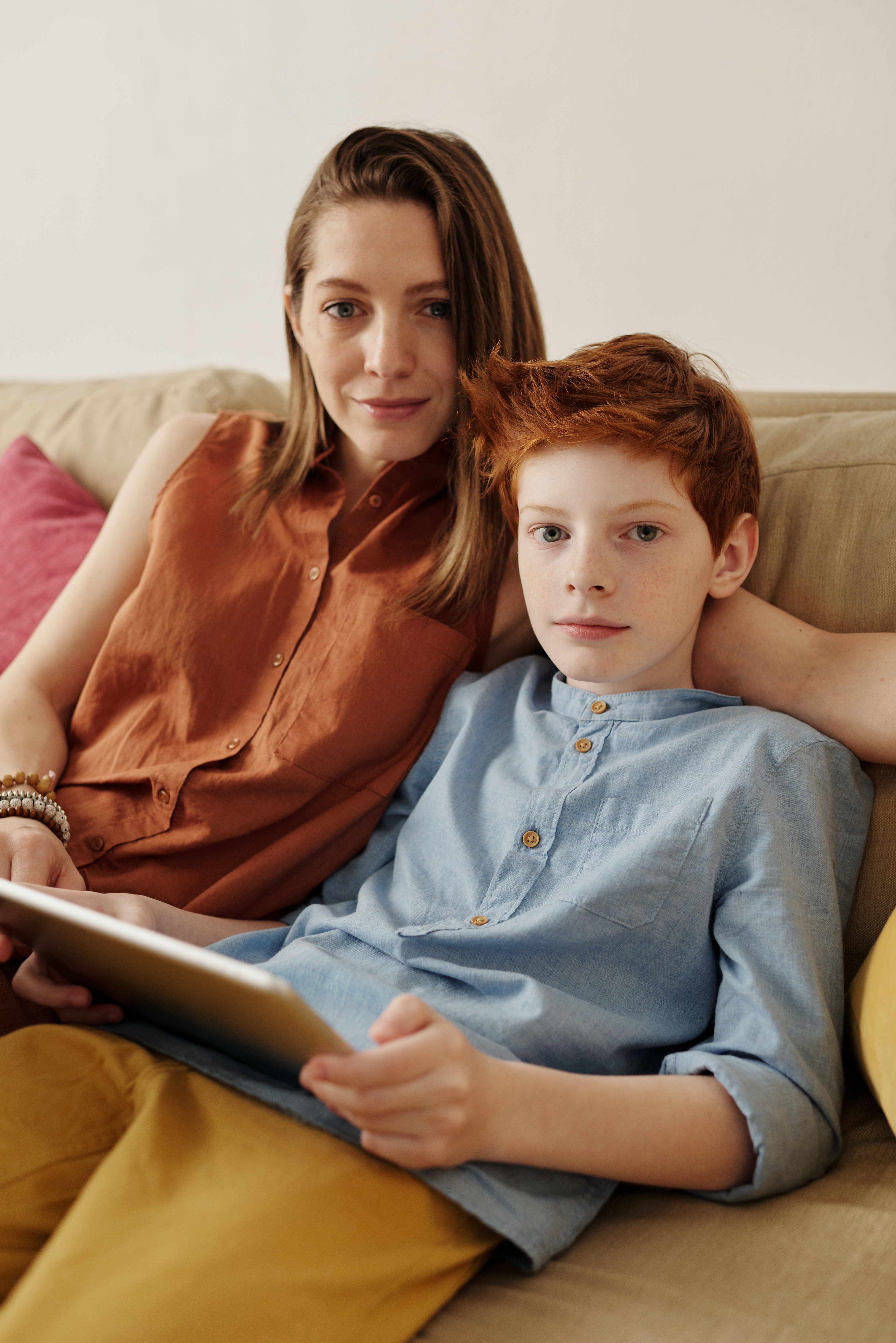 Mother and son sitting on a sofa | Photo: Pexels