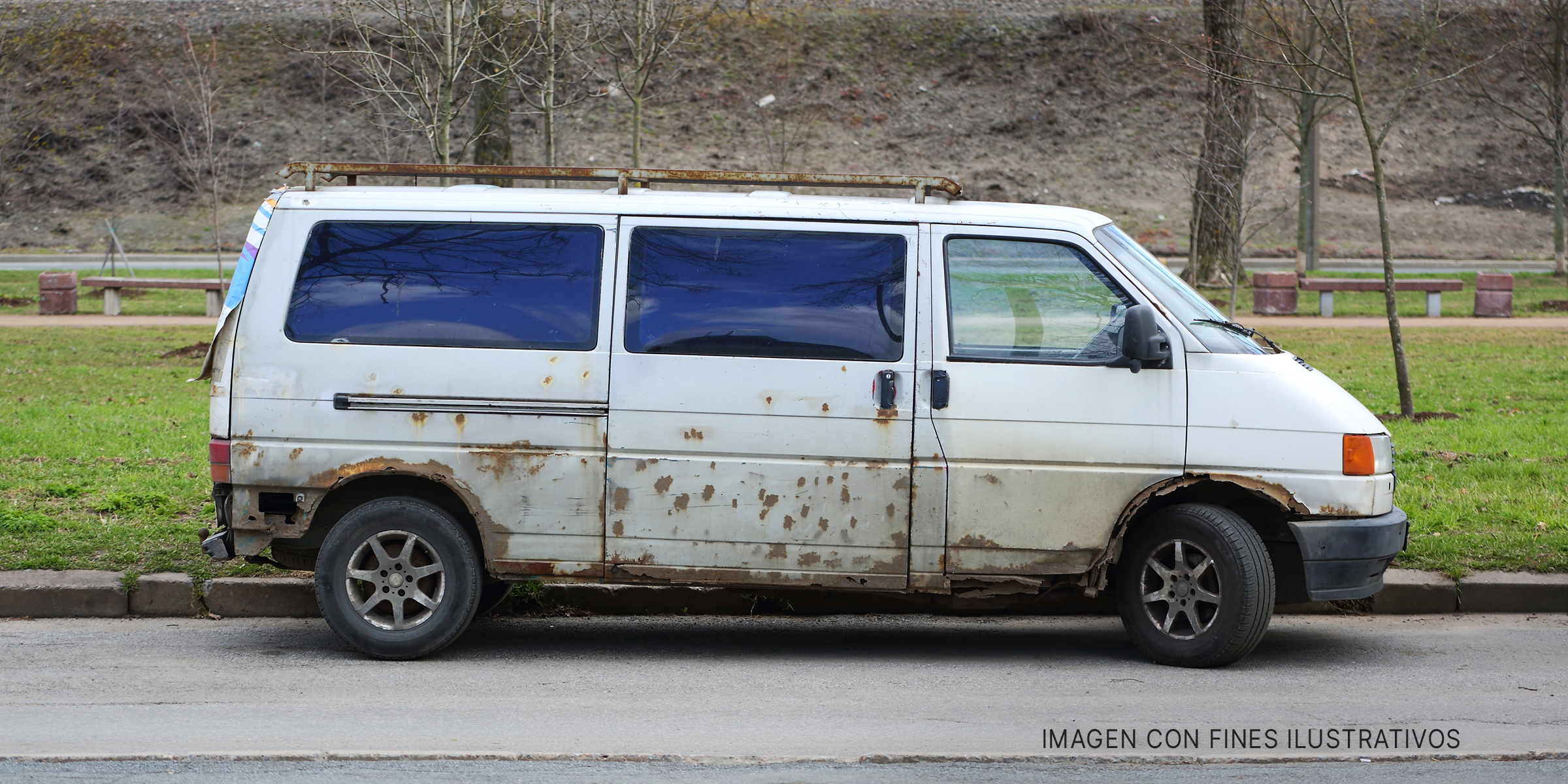Furgoneta oxidada en la calle. | Foto: Shutterstock
