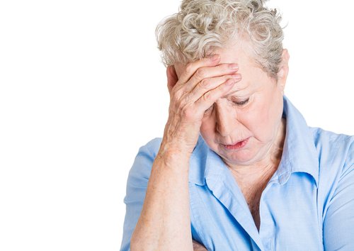 Mujer con dolor de cabeza| Foto: Shutterstock