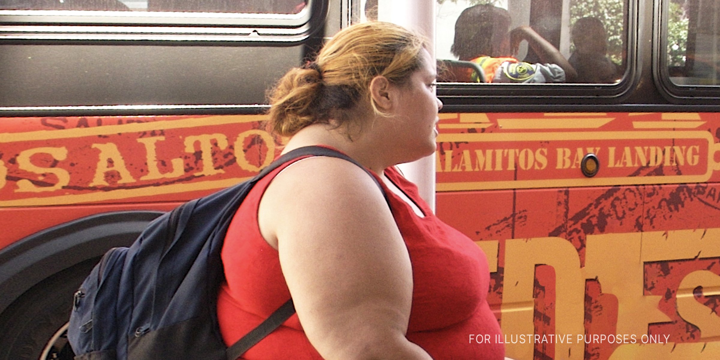 Overweight woman walking near bus | Source:  Flickr / colros (CC BY 2.0) 