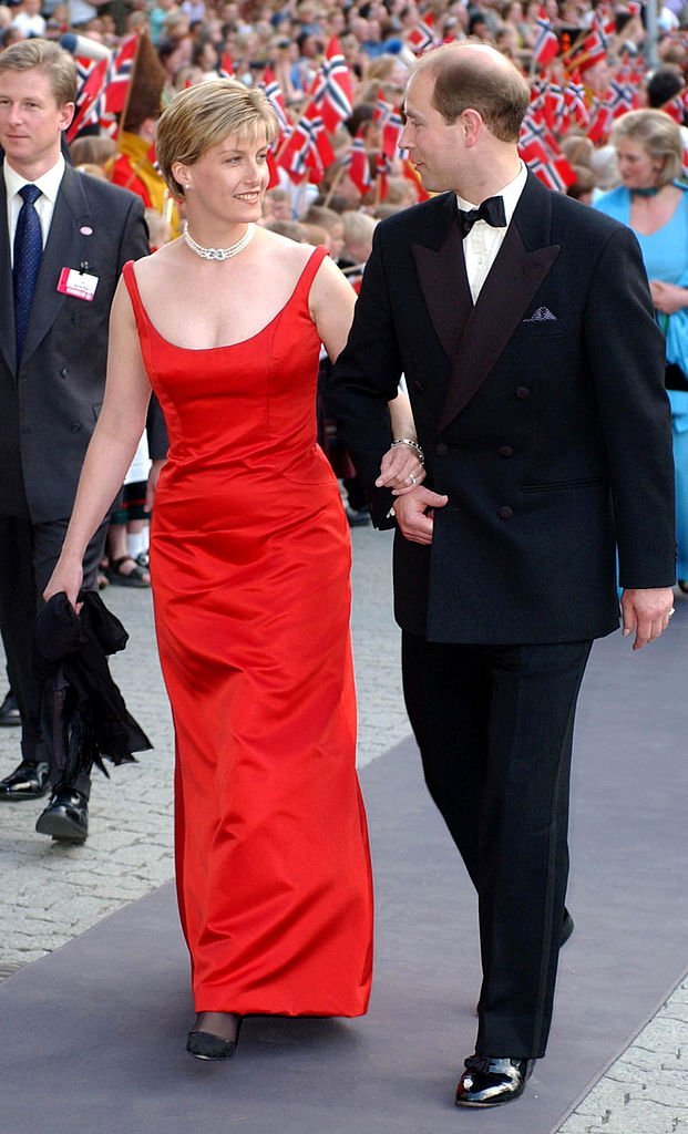 Sophie Rhys-Jones et le Prince Edward le 23 mai 2002 à Olavshallen pour le mariage de la Princesse Martha Louise de Norvège. l Photo : Getty Images Sophie Rhys-Jones et le Prince Edward le 23 mai 2002 à Olavshallen pour le mariage de la Princesse Martha Louise de Norvège. l Photo : Getty Images