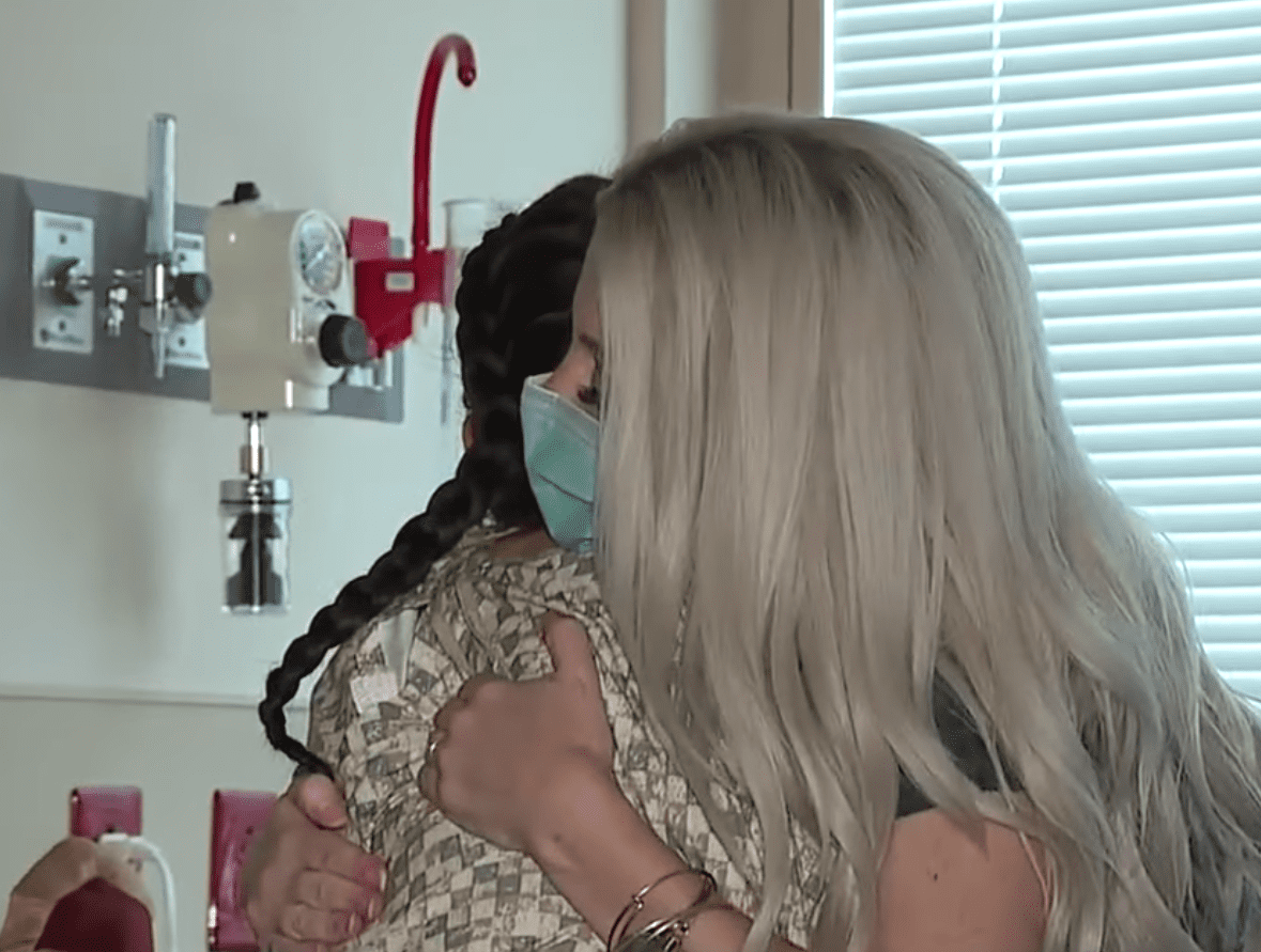 Grateful patient hugs caring nurse who tends to her hair while she is sick in the hospital | Photo: Youtube/KTNV Channel 13 Las Vegas