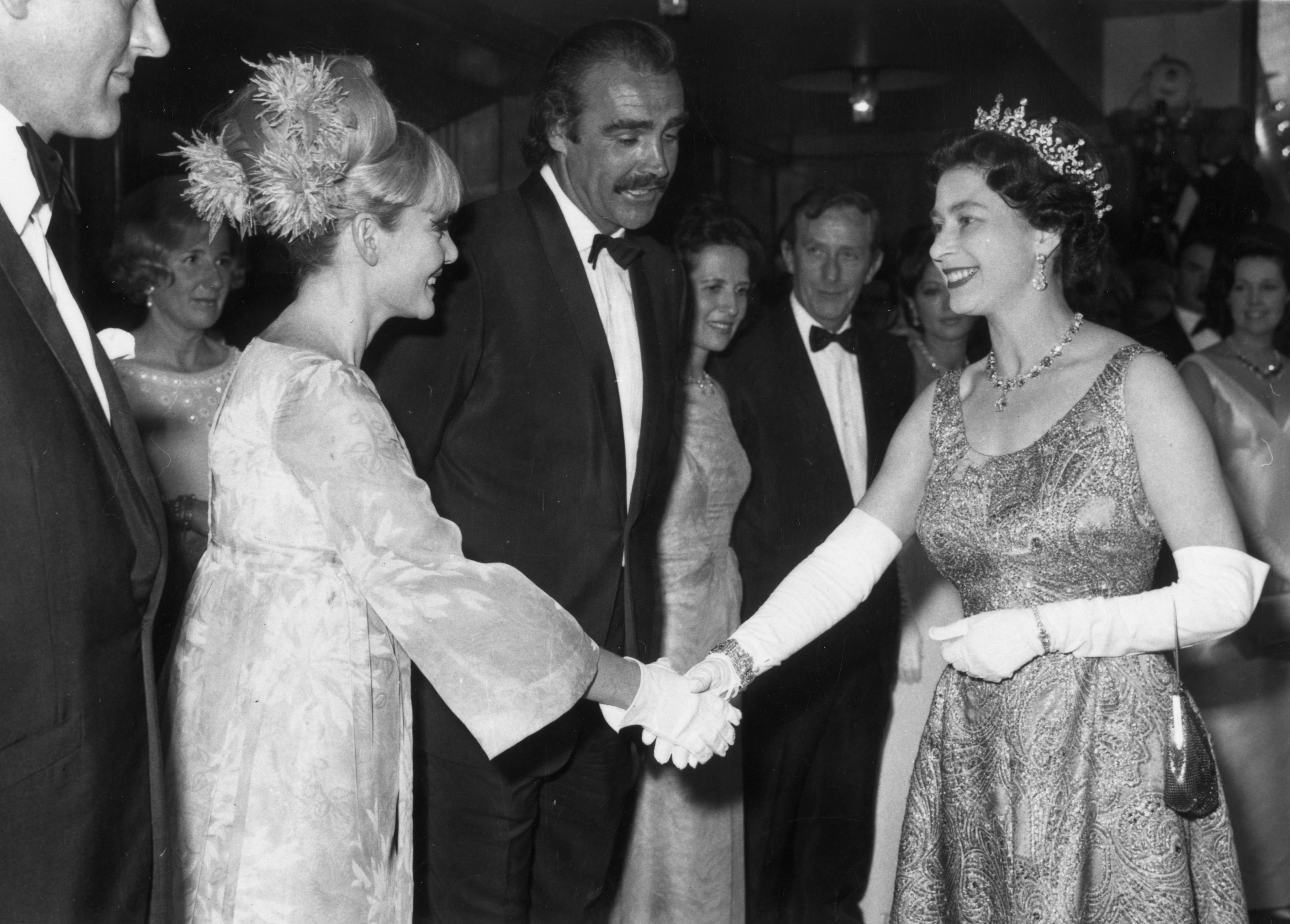 Sean Connery und seine Frau Diane Cilento mit Königin Elizabeth II. um 1967 | Quelle: Getty Images