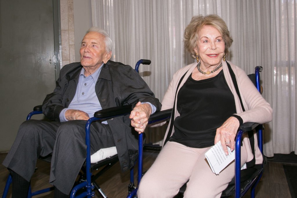 Kirk Douglas (L) and Anne Douglas attend the 25th Anniversary of The Anne Douglas Center at Los Angeles Mission on May 4, 2017 | Photo: GettyImages