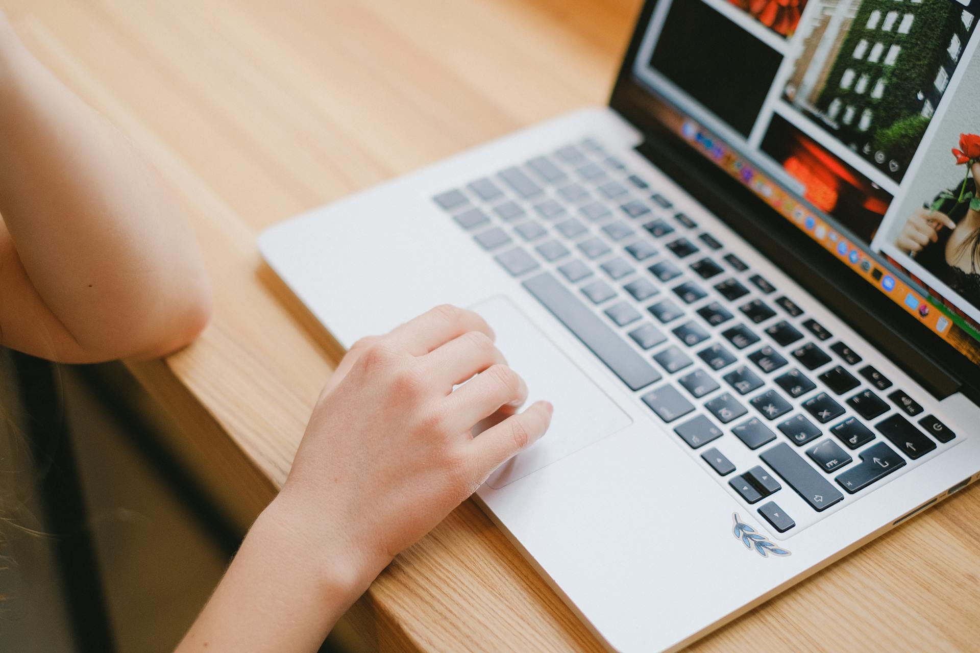 A woman working on her laptop | Source: Pexels