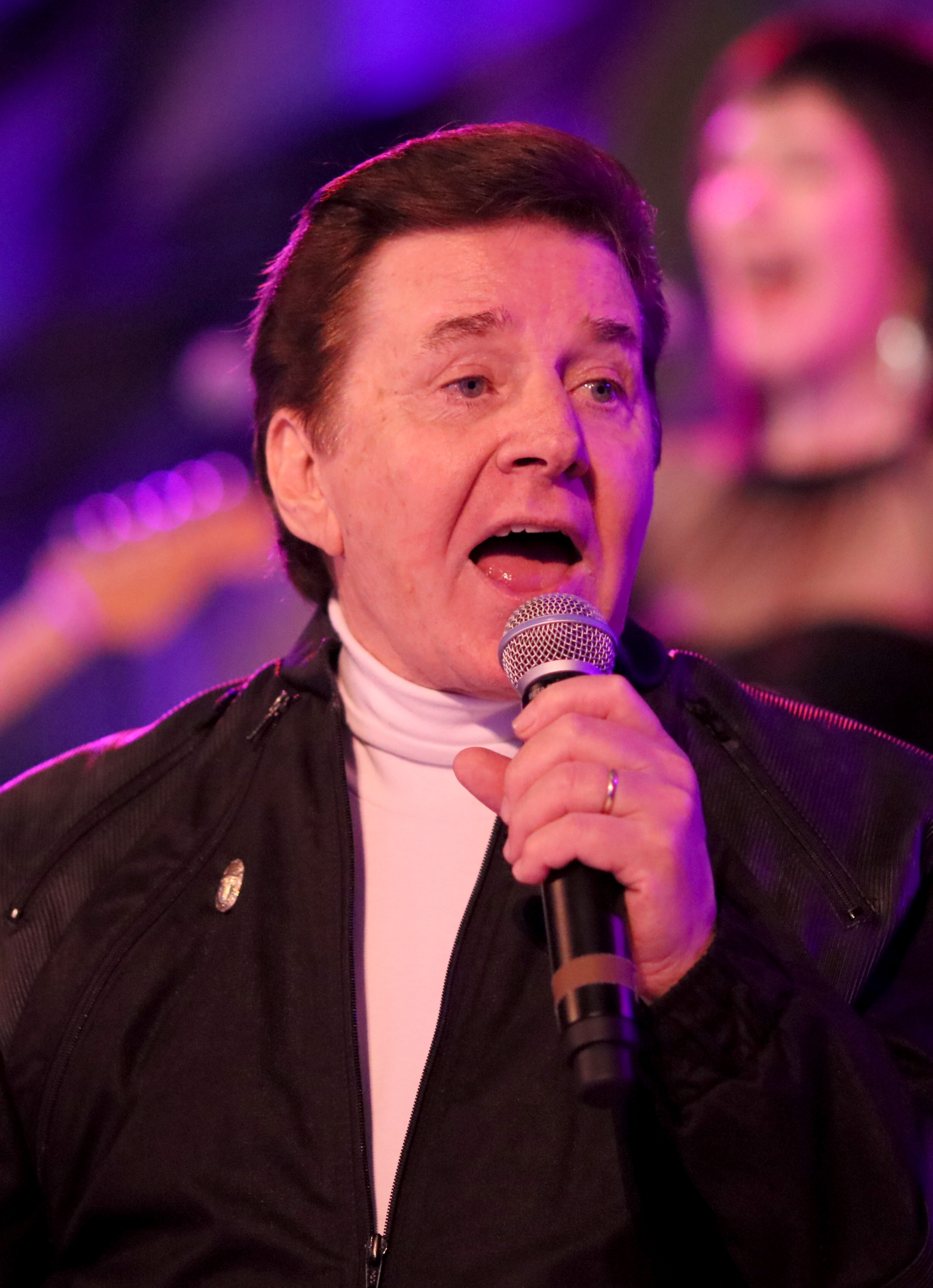 Bobby Sherman performs at his foundation's 6th Annual Christmas Gala in Beverly Hills on December 19, 2015 | Source: Getty Images