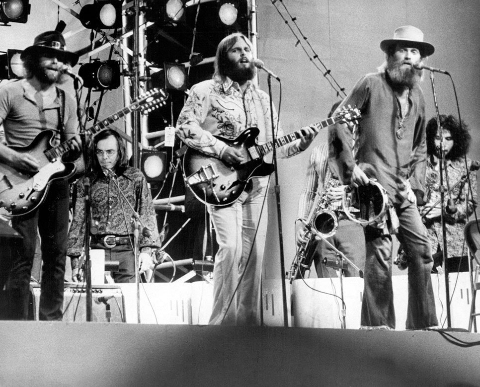 Carl (center) performing with the Beach Boys at Central Park, in 1971 | Photo: Wikimedia Commons Images