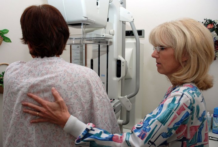 Mujer se realiza chequeo médico. | Foto: Wikimedia Commons Mujer se realiza chequeo médico. | Foto: Wikimedia Commons