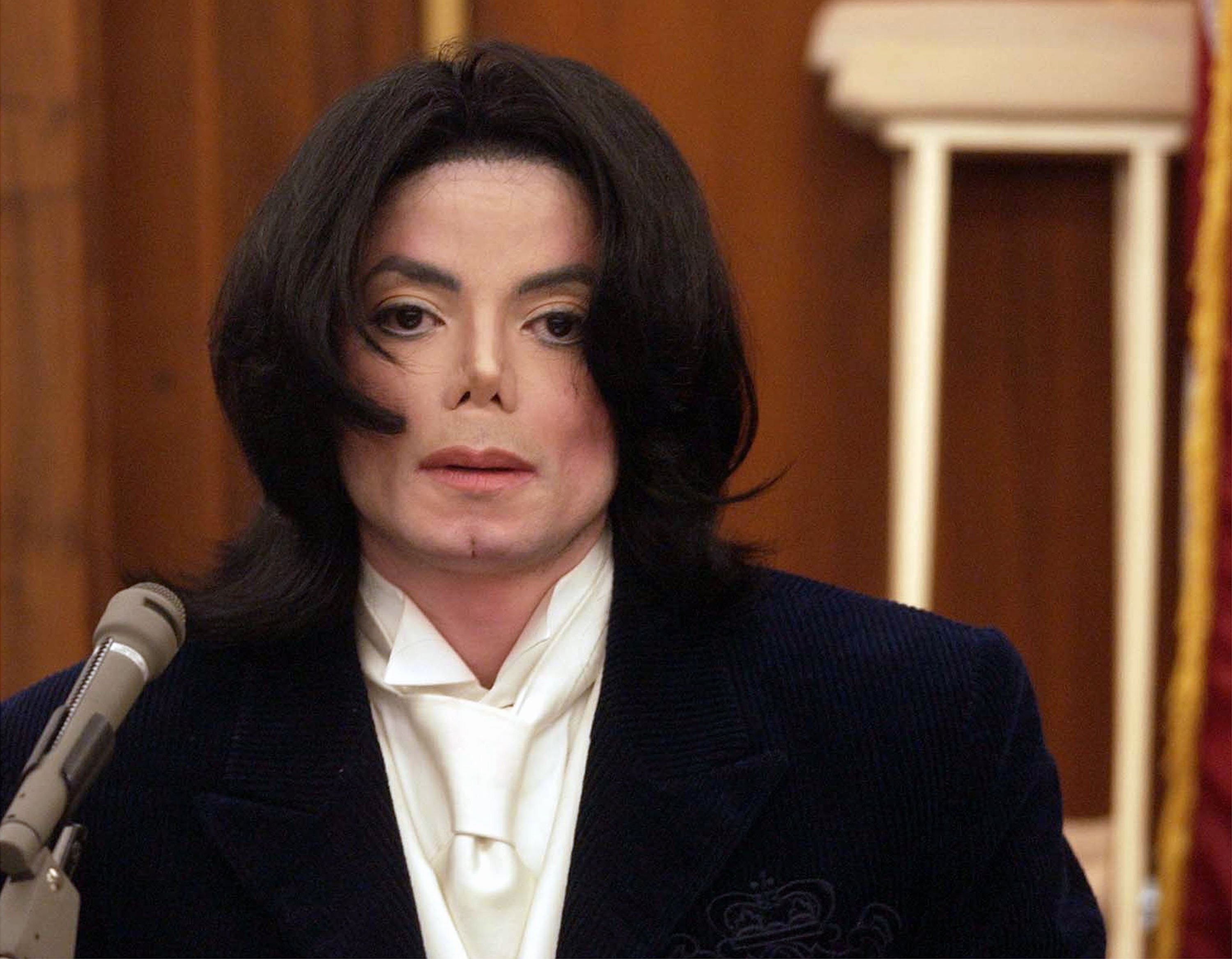 Michael Jackson testifying during a 2002 civil trial in relation to two concerts he reportedly backed out of. |  Photo: Getty Images