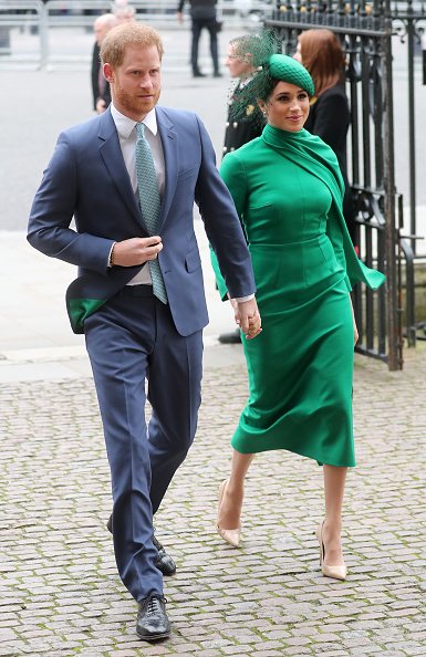 Le prince Harry, duc de Sussex, et Meghan, duchesse de Sussex, rencontrent des enfants.| Photo : Getty Images
