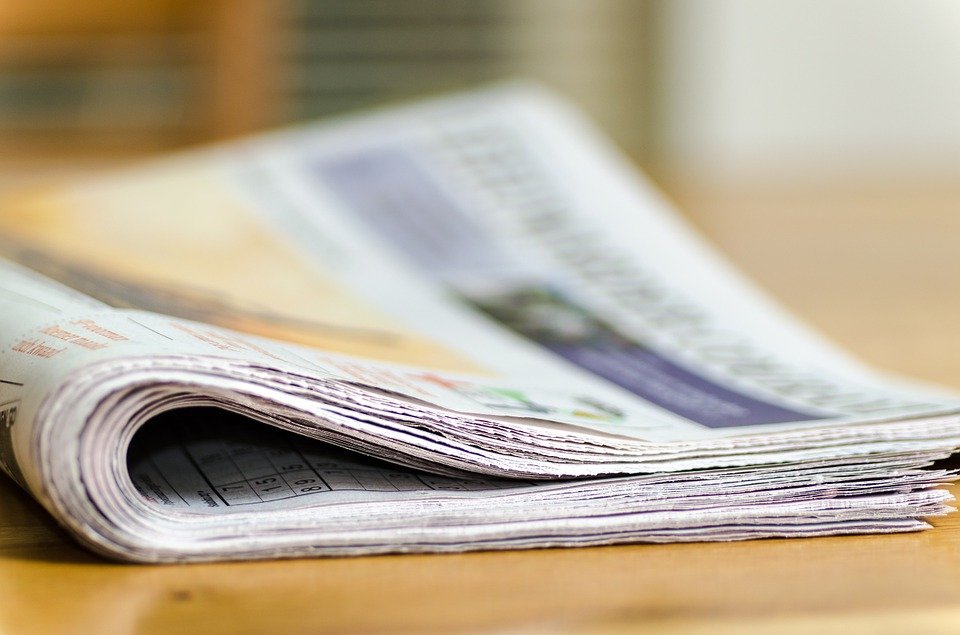 Un journal posé sur une table. | Photo : Pixabay