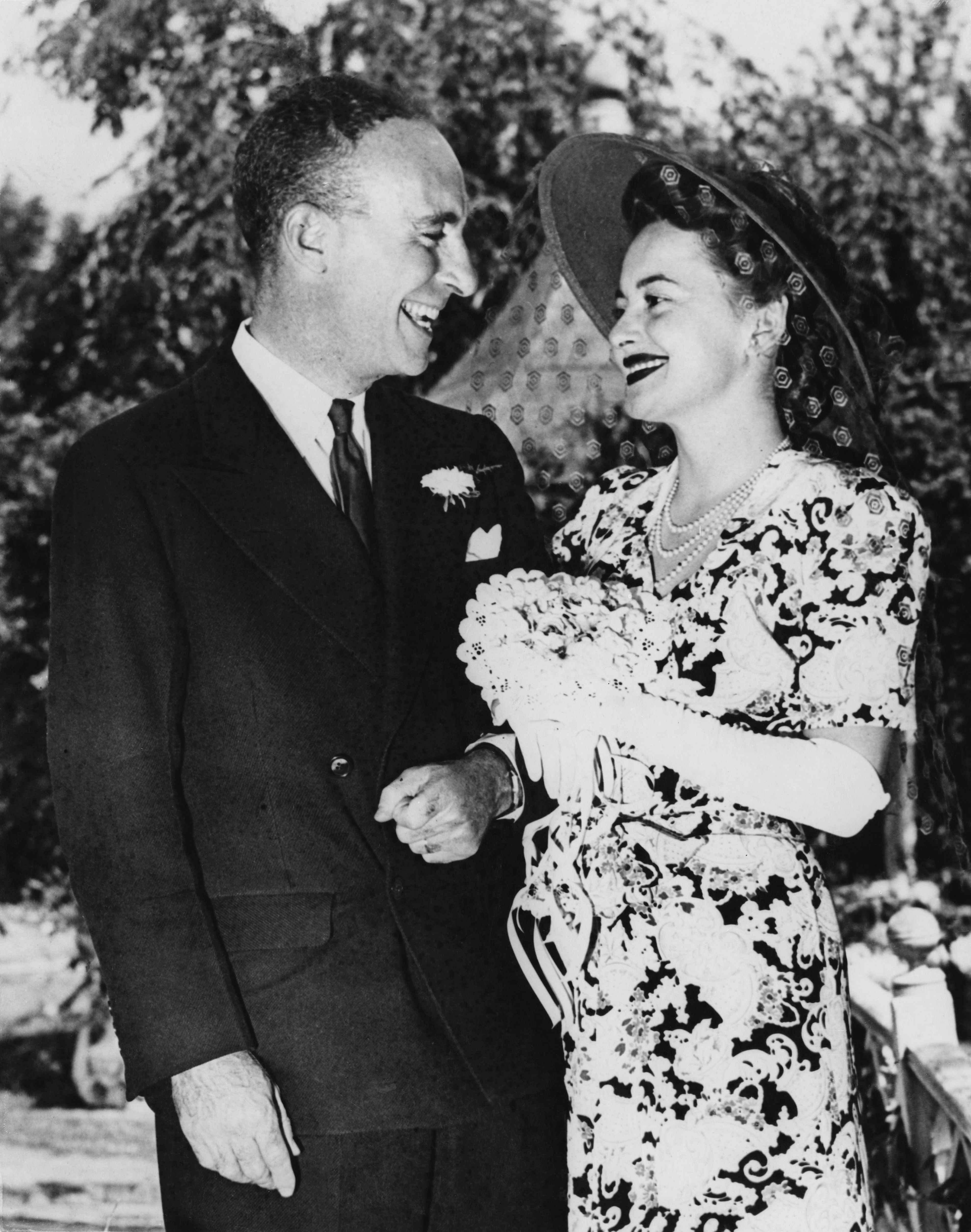Olivia de Havilland con su esposo, el autor Marcus Goodrich tras su boda en Cannondale, Connecticut, EE. UU., el 26 de agosto de 1946. | Foto: Getty Images Olivia de Havilland con su esposo, el autor Marcus Goodrich tras su boda en Cannondale, Connecticut, EE. UU., el 26 de agosto de 1946. | Foto: Getty Images