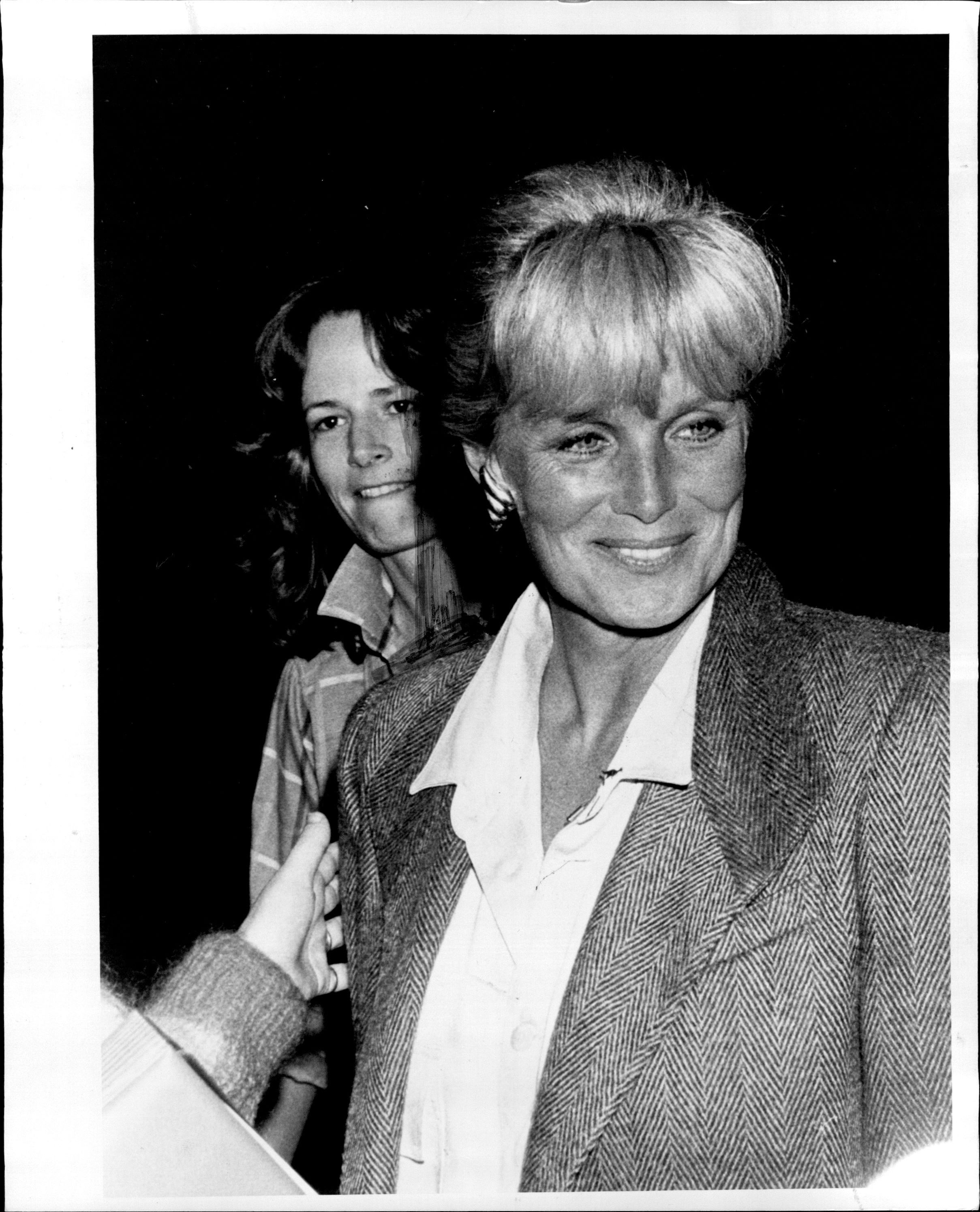 Linda Evans arriving at Sydney Airport with Sean Derek on May 5, 1986 | Source: Getty Images