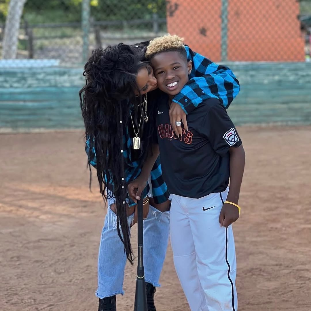Ciara giving her son, Future Wilburn, a kiss on the cheek. | Source: Instagram/dangerusswilson
