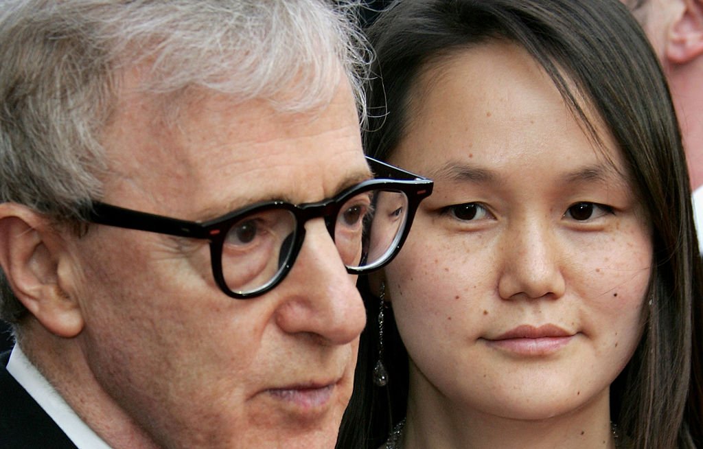 Woody Allen y su esposa Soon-Yi Previn en el Festival Internacional de Cine de Cannes el 12 de mayo de 2005. | Foto: Getty Images Woody Allen y su esposa Soon-Yi Previn en el Festival Internacional de Cine de Cannes el 12 de mayo de 2005. | Foto: Getty Images