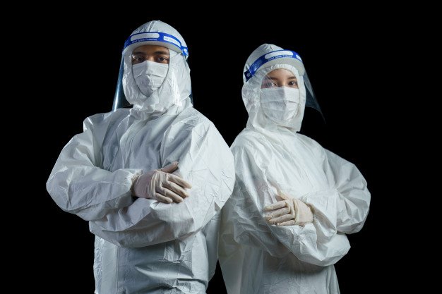 Un par de sanitarios vestidos con trajes de bioprotección. │Foto: Freepik